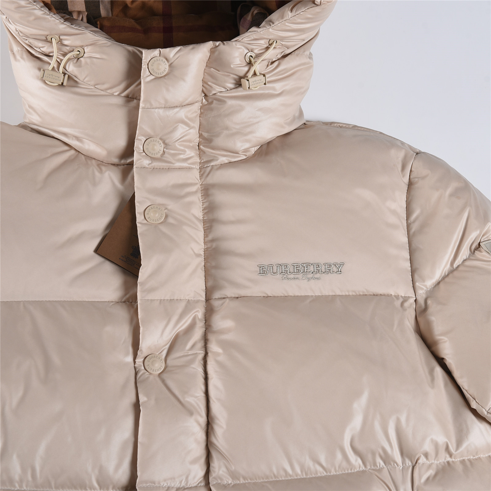 #正品级:𝗕𝘂𝗿𝗯𝗲𝗿𝗿𝘆博柏利 /巴宝莉 秋冬新品经典双拼字母徽章时尚连帽羽绒服男女款#B05# 𝗦𝗶