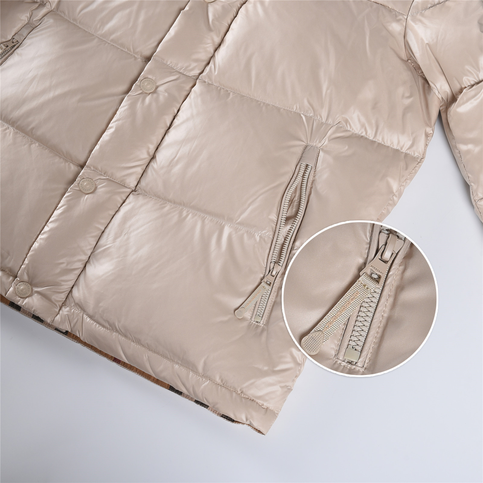 #正品级:𝗕𝘂𝗿𝗯𝗲𝗿𝗿𝘆博柏利 /巴宝莉 秋冬新品经典双拼字母徽章时尚连帽羽绒服男女款#B05# 𝗦𝗶