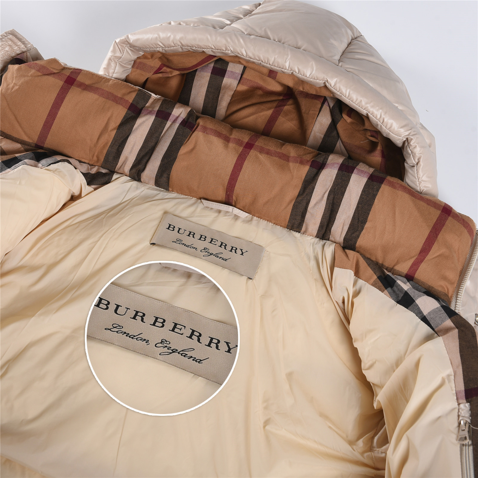 #正品级:𝗕𝘂𝗿𝗯𝗲𝗿𝗿𝘆博柏利 /巴宝莉 秋冬新品经典双拼字母徽章时尚连帽羽绒服男女款#B05# 𝗦𝗶