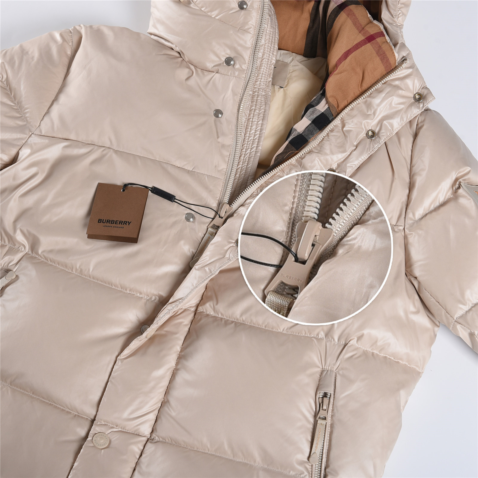 #正品级:𝗕𝘂𝗿𝗯𝗲𝗿𝗿𝘆博柏利 /巴宝莉 秋冬新品经典双拼字母徽章时尚连帽羽绒服男女款#B05# 𝗦𝗶