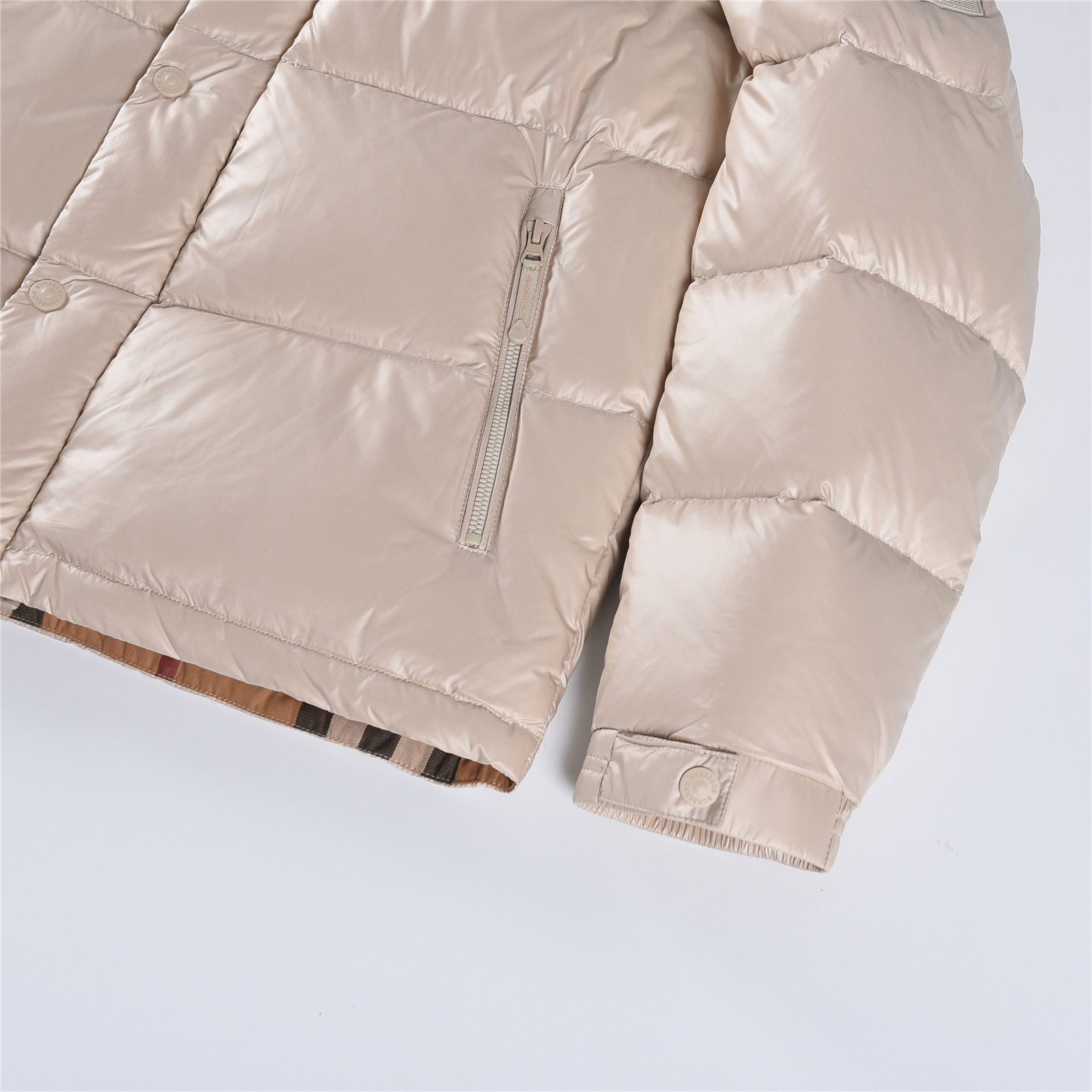 #正品级:𝗕𝘂𝗿𝗯𝗲𝗿𝗿𝘆博柏利 /巴宝莉 秋冬新品经典双拼字母徽章时尚连帽羽绒服男女款#B05# 𝗦𝗶