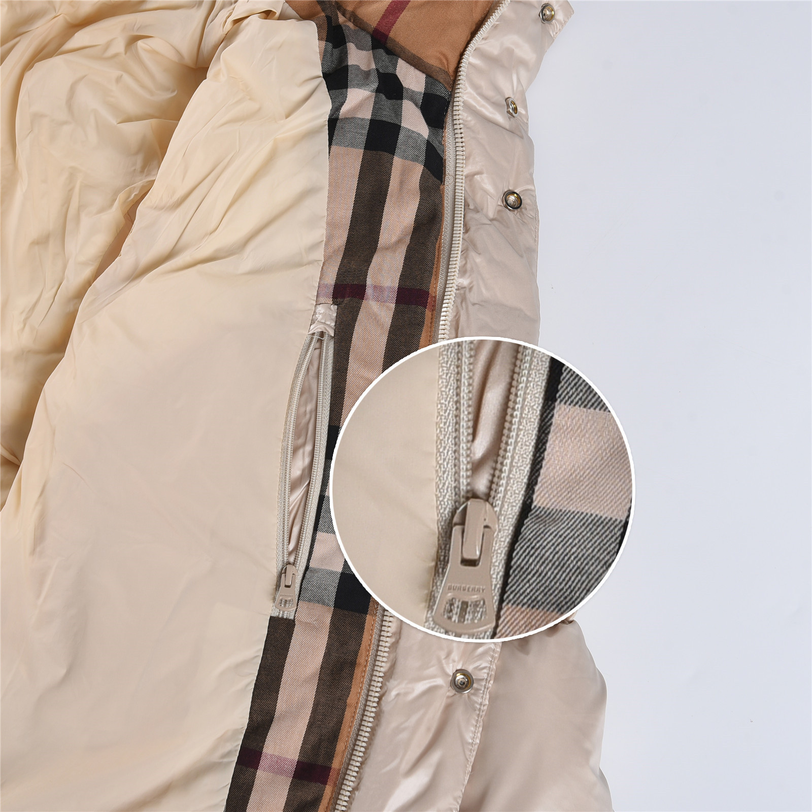 #正品级:𝗕𝘂𝗿𝗯𝗲𝗿𝗿𝘆博柏利 /巴宝莉 秋冬新品经典双拼字母徽章时尚连帽羽绒服男女款#B05# 𝗦𝗶