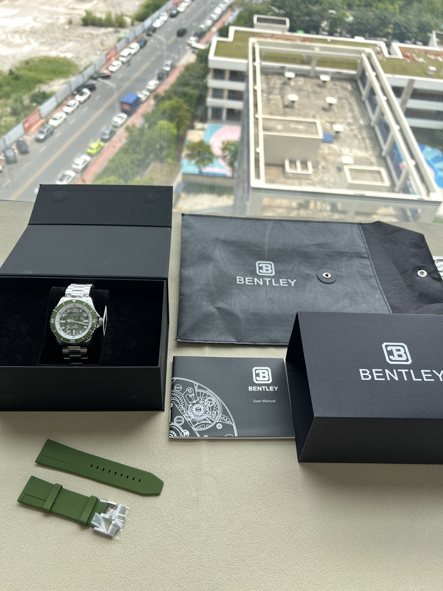 💰950【宾利-BENTLEY】THE Aurora.  曦光系列BL-20水鬼
品牌独有彩色夜光设计 更显年轻活力。表径42MM  陶瓷圈口 蓝宝石镜面 瑞士进口夜光粉  搭载瑞士进口机芯（零返修）全系列赠送多一副表带 全套包装礼盒 说明书。百分百原厂流出 全球连保！