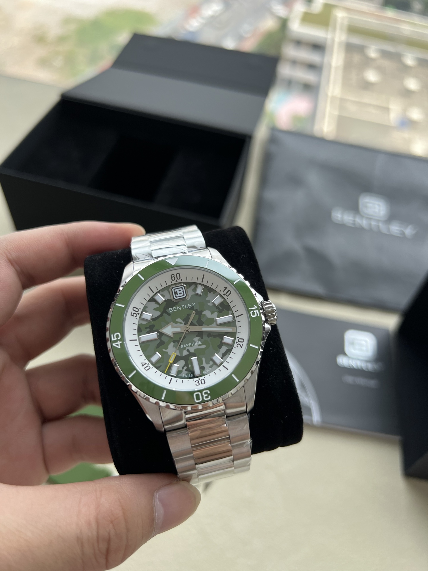 💰950【宾利-BENTLEY】THE Aurora.  曦光系列BL-20水鬼
品牌独有彩色夜光设计 更显年轻活力。表径42MM  陶瓷圈口 蓝宝石镜面 瑞士进口夜光粉  搭载瑞士进口机芯（零返修）全系列赠送多一副表带 全套包装礼盒 说明书。百分百原厂流出 全球连保！