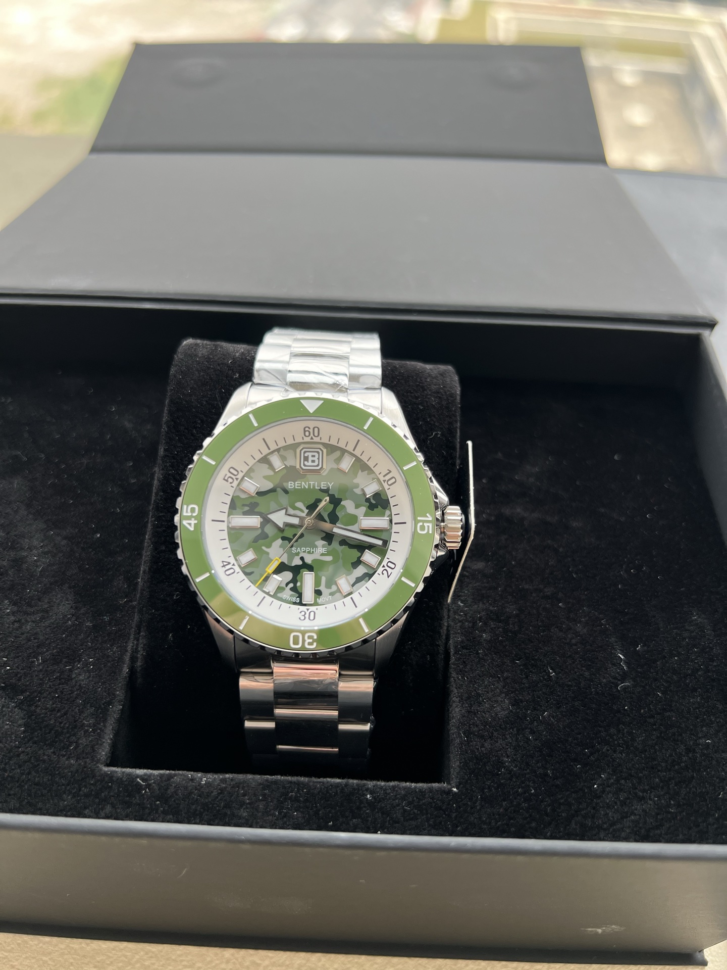 💰950【宾利-BENTLEY】THE Aurora.  曦光系列BL-20水鬼
品牌独有彩色夜光设计 更显年轻活力。表径42MM  陶瓷圈口 蓝宝石镜面 瑞士进口夜光粉  搭载瑞士进口机芯（零返修）全系列赠送多一副表带 全套包装礼盒 说明书。百分百原厂流出 全球连保！
