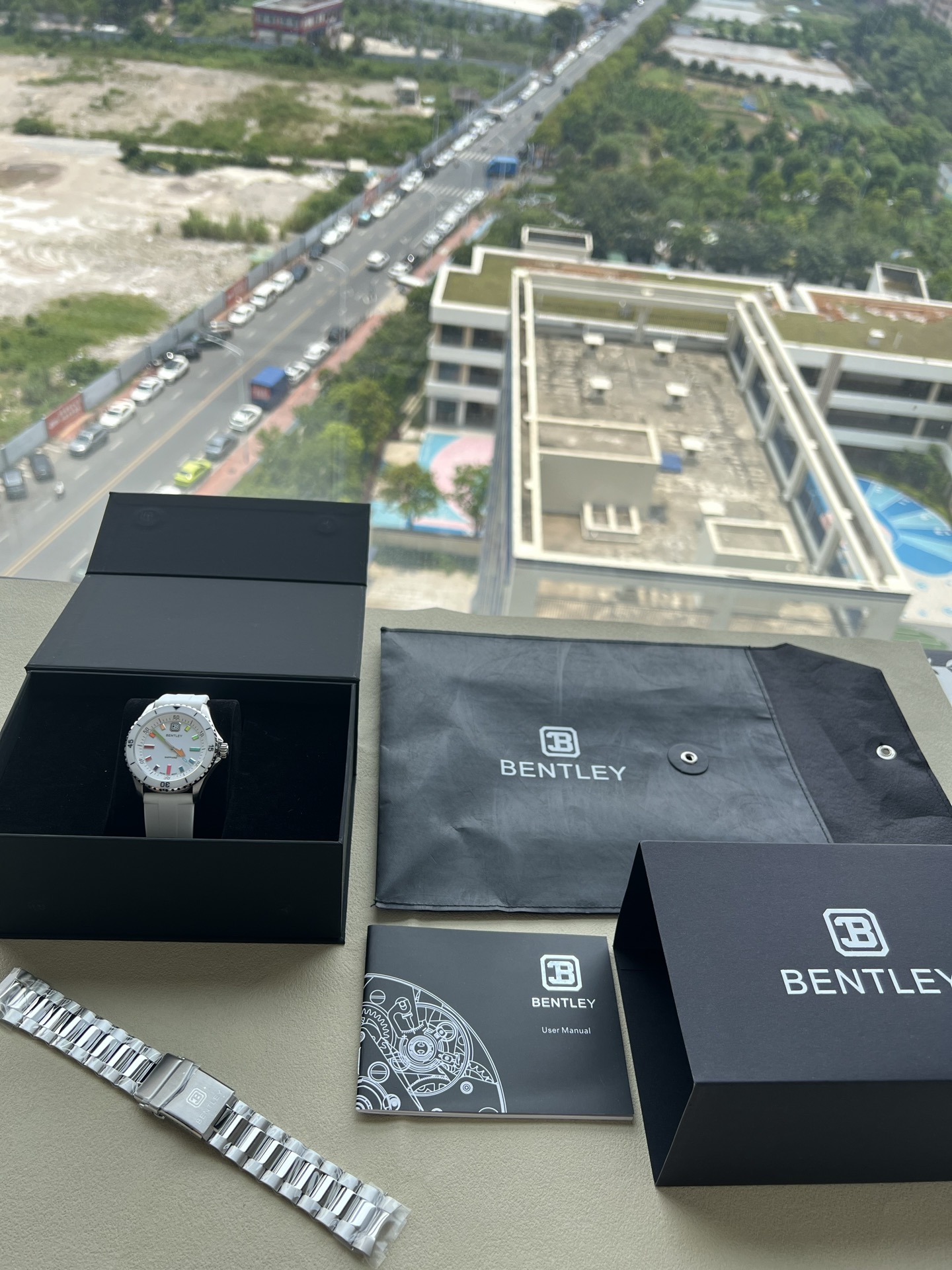 NO:383519,[Bentley-BENTLEY] THE Aurora. Xiguang series BL-20 water ghost brand's unique color luminous design makes it more youthful and energetic. The watch diameter is 42MM, ceramic ring mouth, sapphire mirror, Swiss imported luminous powder, equipped with Swiss imported movement (zero rework) full series, a free extra strap, a full set of packaging gift boxes, instruction manual. 100% original factory leaked, and global continuous protection!  ,19860909【宾利-BENTLEY】THE Aurora. 曦光系列BL-20水鬼 品牌独有彩色夜光设计 更显年轻活力.表径42MM 陶瓷圈口 蓝宝石镜面 瑞士进口夜光粉 搭载瑞士进口机芯（零返修）全系列赠送多一副表带 全套包装礼盒 说明书.百分百原厂流出 全球连保！,,Watch