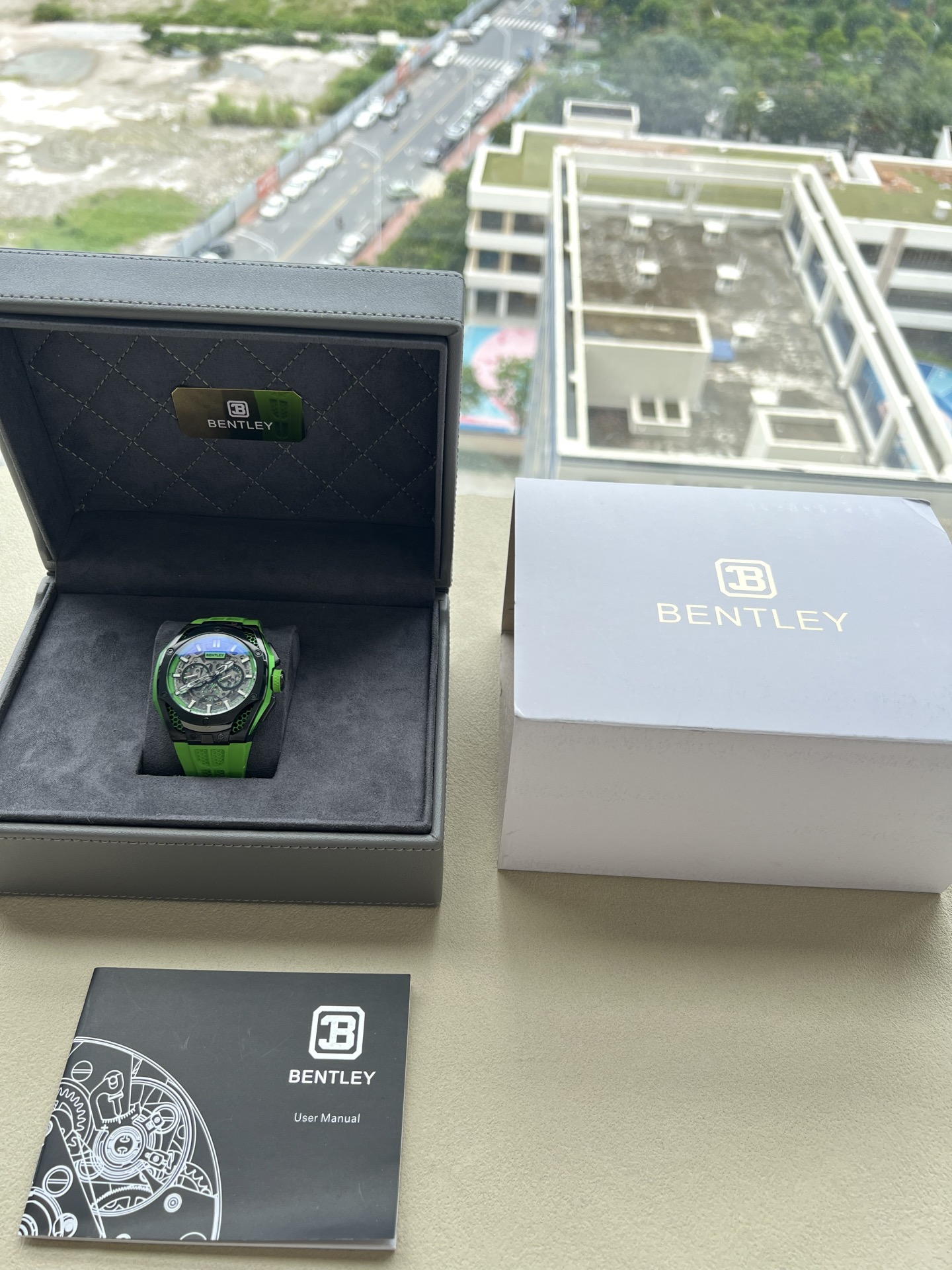 1400【宾利-BENTLEY】夜影系列
蜂巢结构机械美学跃然方寸 叠层空间
设计，多维度的立体空间突破突破传统
机械腕表，颠覆设计界限。直径45.5MM
搭载品牌自主研发瑞士BX3613自动上链
机械机芯（零返修）百分百原厂流出  全球连保！