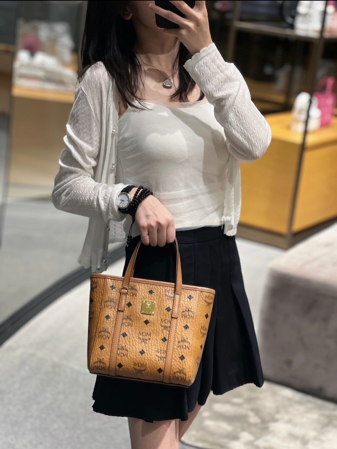 MCM菜篮子💰240 
尺寸：19×18.5×9.5cm
特点：精致通勤，百搭之王。
方式：拉链开合，可手拎可斜挎。
包装：原盒包装，送小狗挂件。