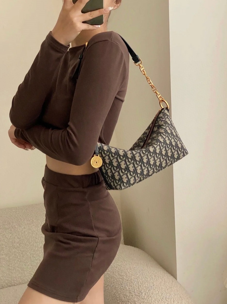 迪奥Hobo腋下包💰260 尺寸:28×14×10cm 特点:标志性提花面料,轻便百搭。 方式:拉链式开合,内置卡槽,内部空间可放下手机充电宝等日常随身物品,搭配可调节背带,可手拎可腋下背。