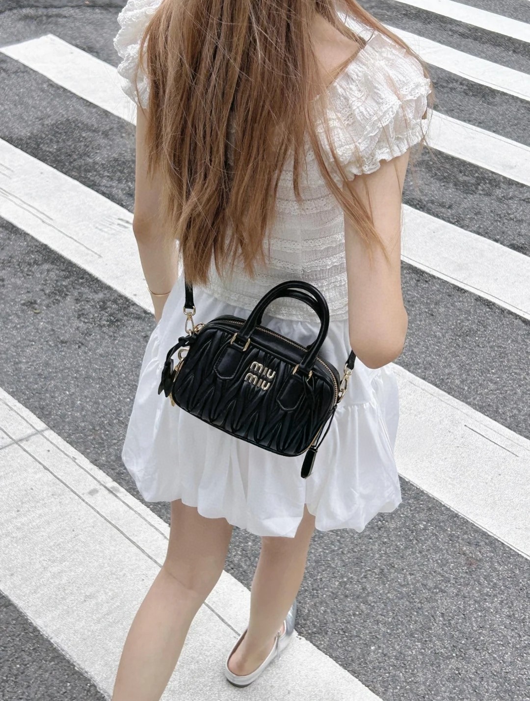 miumiu褶皱保龄球包💰260 尺寸:19×13×6cm 特点:风格优雅浪漫,材质柔软亲肤。 方式:拉链式开合,配有可拆卸长肩带,可手拎可斜挎。