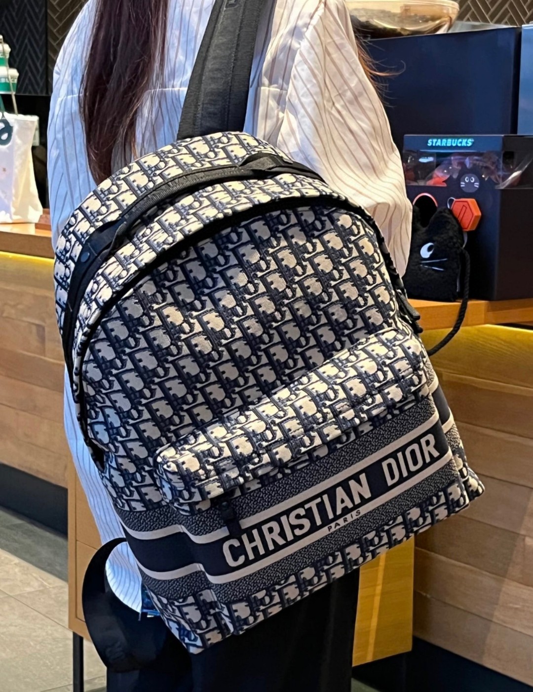 迪奥Travel双肩包💰320 尺寸:41×35×15cm《男女通用》 特点:针织科技面料,潮流耐用型。 方式:双向拉链开合,前置拉链口袋,内部空间宽裕,肩带可调节长短。