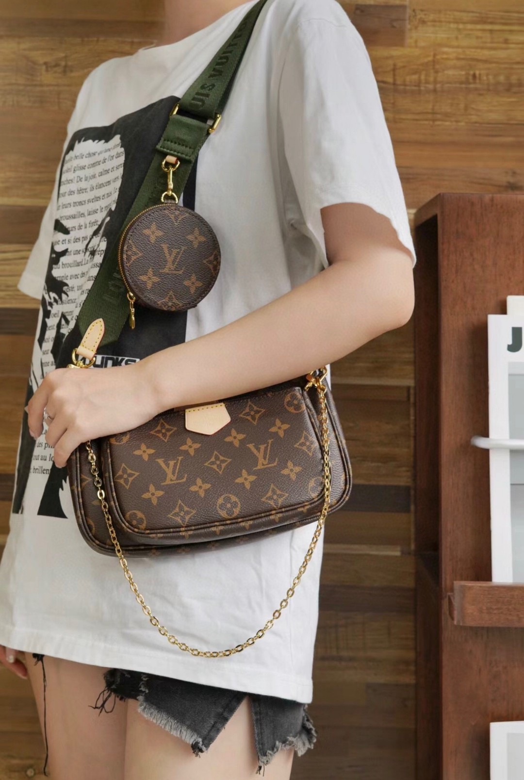 Lv五合一麻将包💰260 尺寸:24×13×4.5cm 特点:五合一可玩性高,百搭又好看。 方式:拉链式开合,空间宽裕,包体均可自由拆卸,可自由搭配,肩带可调节长短。