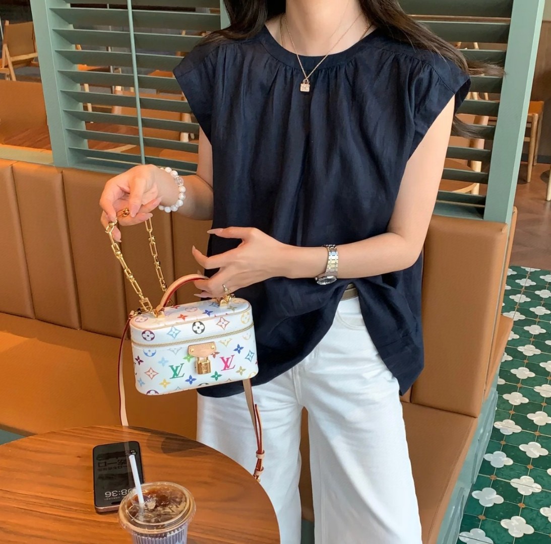 Lv·村上隆联名化妆包💰280 尺寸：19×11.5×6.5cm 特点：精致高级感十足，色彩斑斓。 方式：拉链式翻盖开合，内部空间宽裕，配有精致链条及可调节长肩带，可手拎可腋下背。