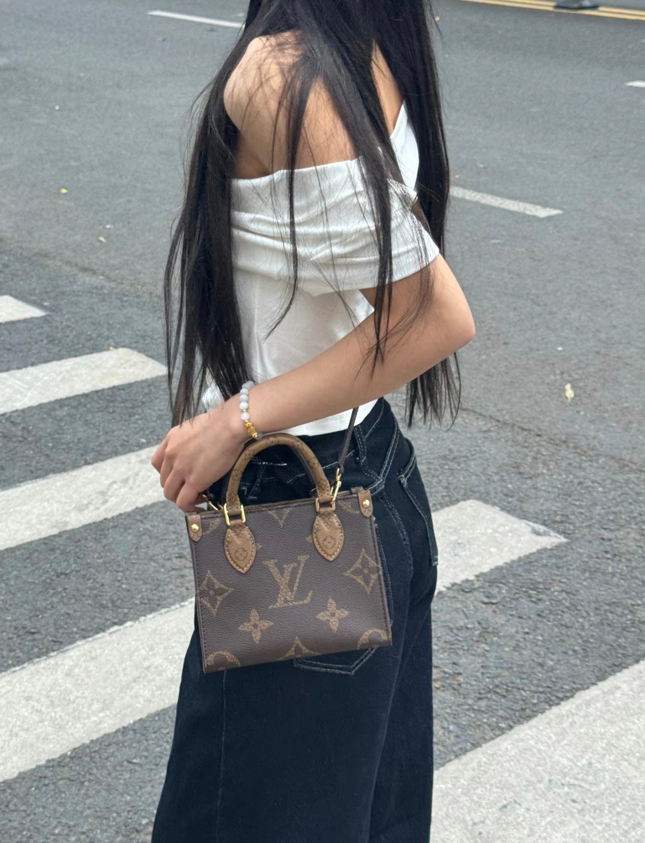 Lv onethego bb托特💰280 尺寸：19×15×8.5cm 特点：精致小巧高级，简约又时尚。 方式：开放式口袋，内部空间可放下手机/充电宝等日常随身物品，搭配可调节长肩带，可手拎可斜挎背。