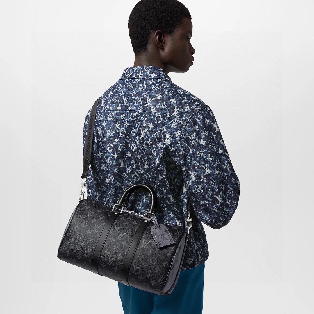 Lv keepall35斜挎手提包💰320 尺寸:35×21×16cm 特点:超高辨识度,时尚单品。 方式:双向拉链式开合,内置拉链口袋,内部空间可放下大屏ipad衣物等随身物品,搭配可调节长肩带,可手提可斜挎背。