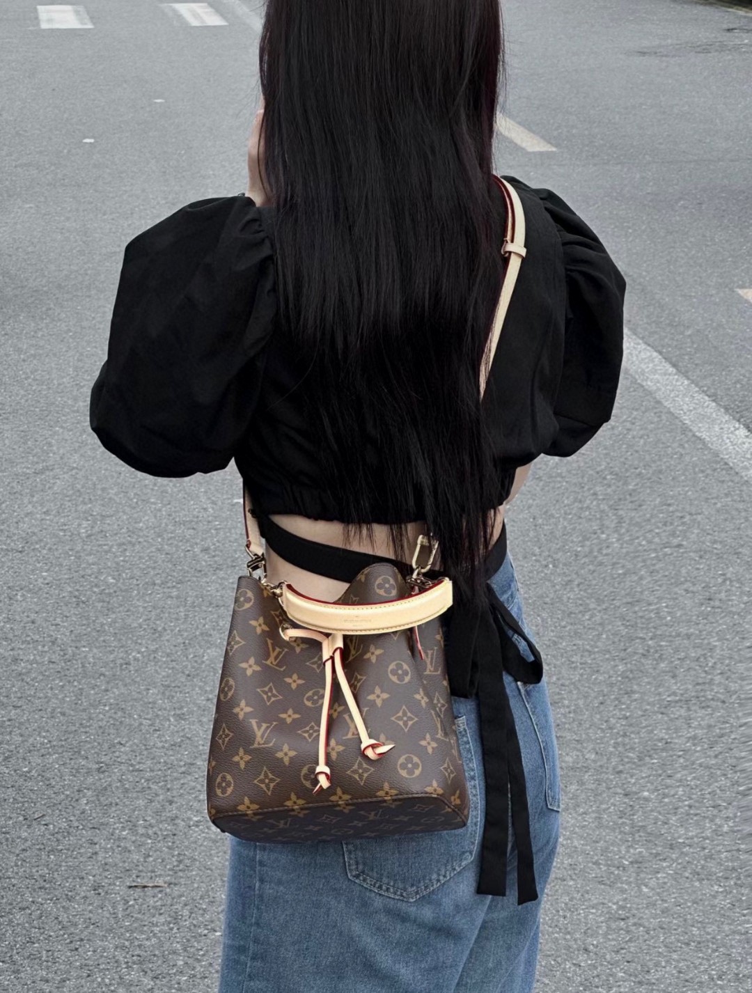 Lv Neonoe bb水桶包💰260 尺寸：21×21×14cm 简介：抽绳式开合，内部空间夹层设计，分布合理宽敞，搭配可调节可拆卸背带，可手提/可斜挎背。