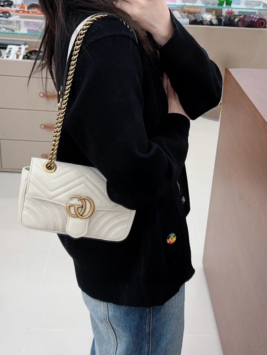 Gucci马蒙链条包 尺寸 :22×13×6cm 简介:锁扣翻盖开合,内部空间可放下手机充电宝等日常随身物品,肩带有多种背法,可滑动自由转换,可腋下背/可斜挎背.