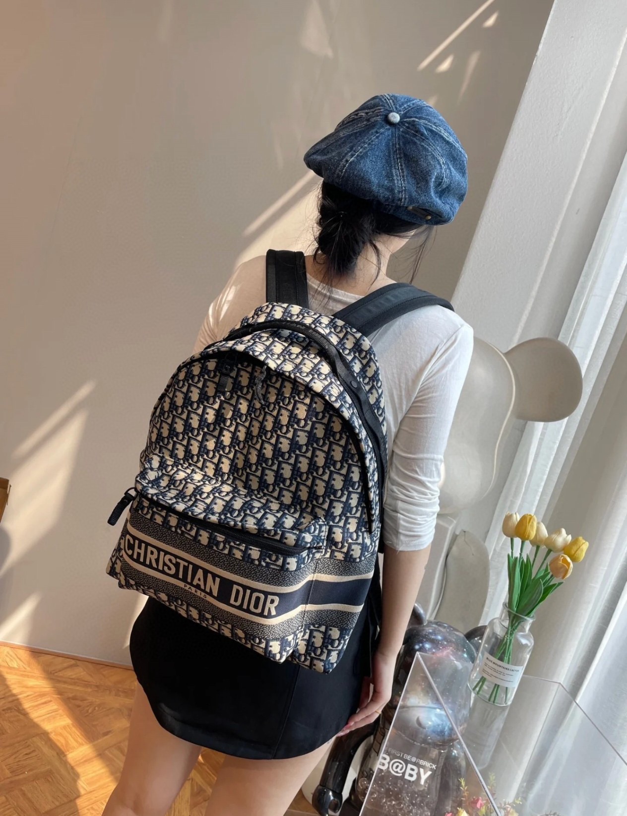 迪奥Travel双肩包💰320 尺寸:41×35×15cm《情侣款》 特点:针织科技面料,潮流耐用型。 方式:双向拉链开合,前置拉链口袋,内部空间宽裕,肩带可调节长短。