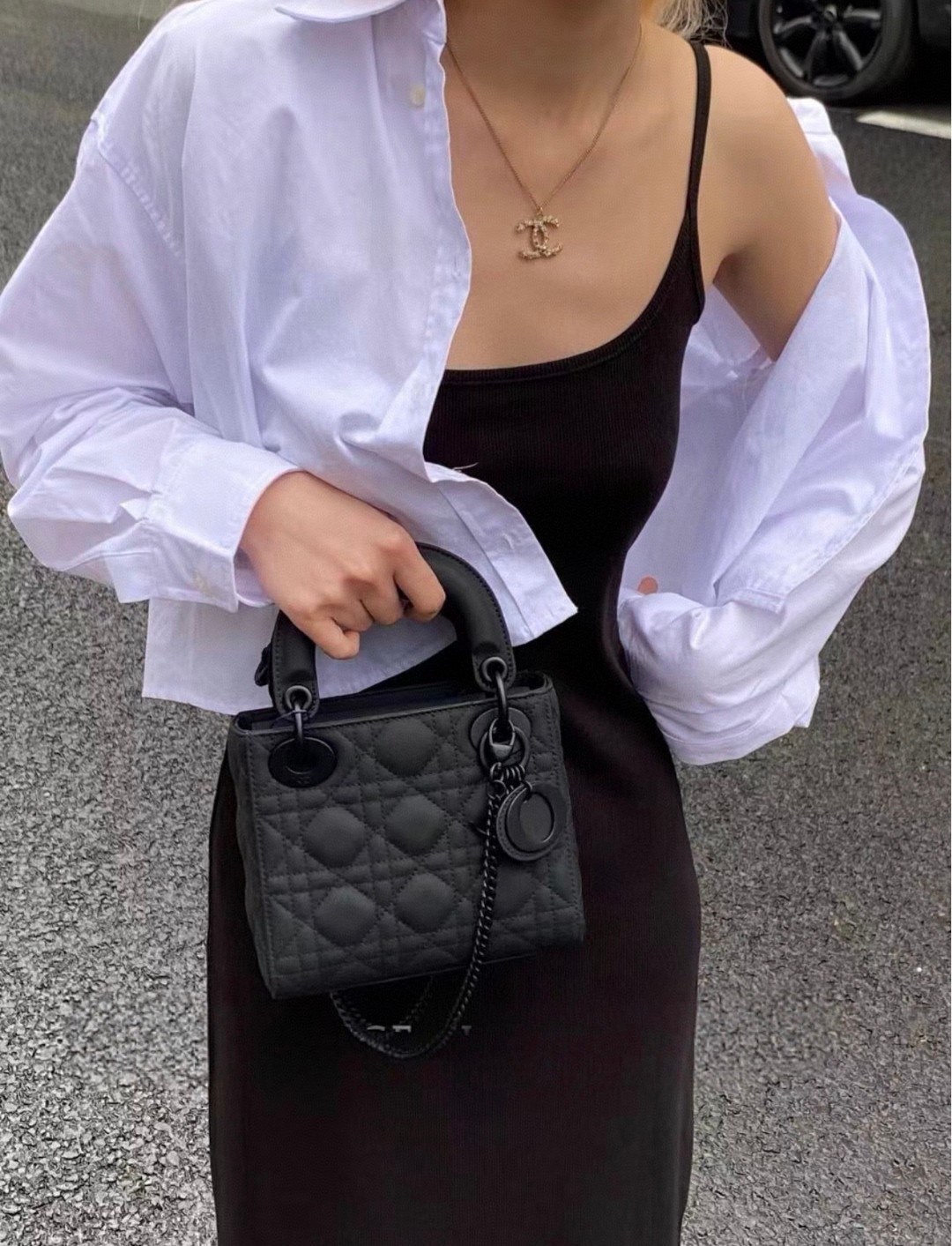 迪奥戴妃包💰260 尺寸:17×15×7cm (小号有两条肩带) 特点:高级感满满,彰显浪漫气息。 方式:翻盖式开合,内部空间可放下手机等日常随身物品,小号配有两条肩带,可手拎可斜挎背。