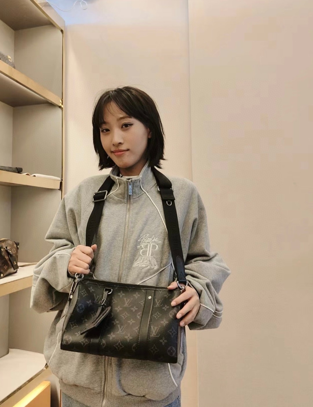 Lv City Keepall斜挎包💰280 尺寸：27×17×13cm 简介：双向拉链开合，内部空间宽敞，可放下手机充电宝等等众多日常随身物品，配有可拆卸可调节长背带。