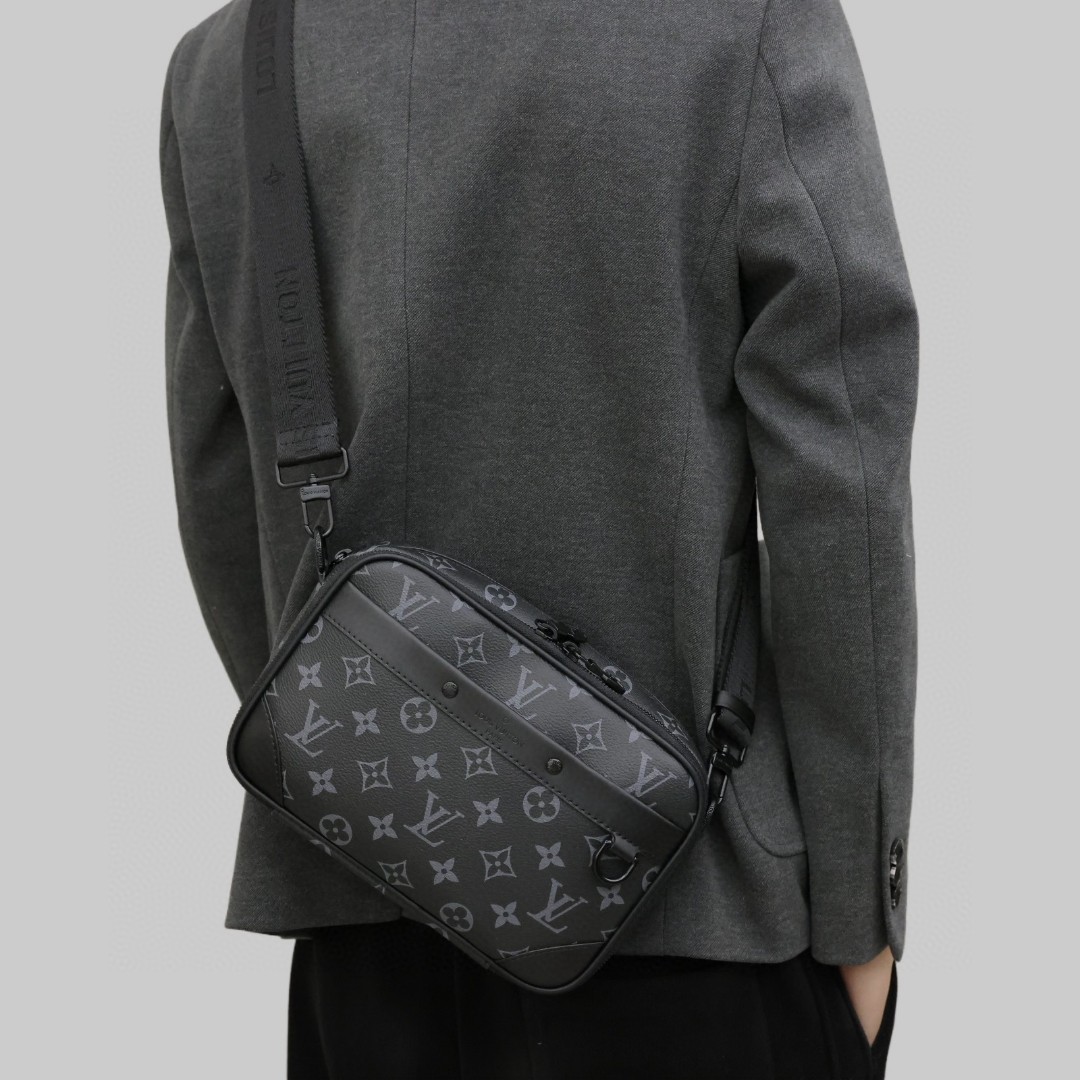 Lv Alpha相机包 尺寸:24×16×8cm 特点:休闲运动风格,简约大气。 方式:拉链式开合,双隔层拉链口袋,外部D扣可挂钥匙等,内部空间可放下手机充电宝等日常随身物品,搭配的肩带可拆卸可调节长短。