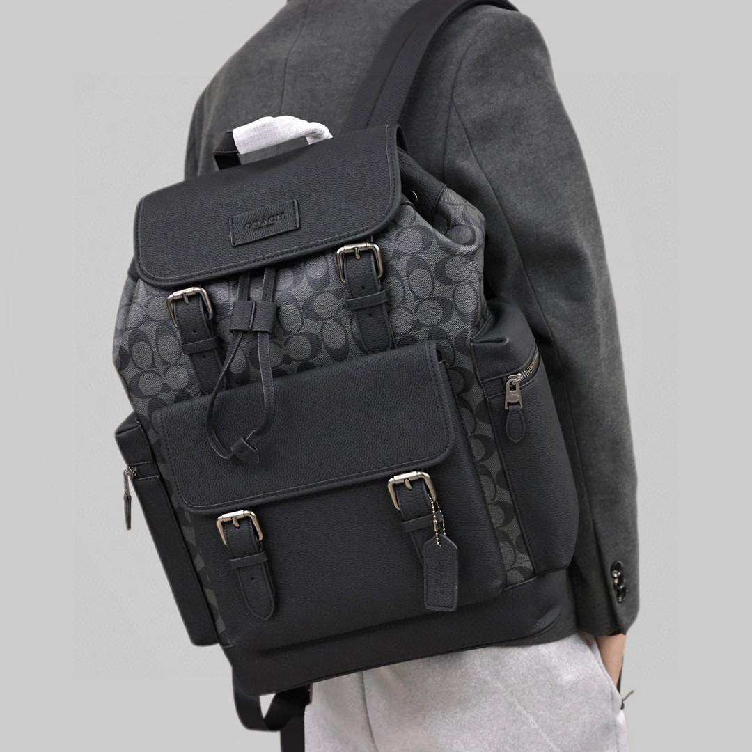 蔻驰男士双肩包
尺寸：45×29×17cm
特点：多功能设计，旅行通勤。
方式：吸磁式翻盖开合，内置及外