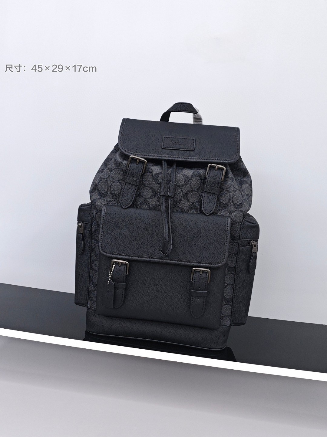 蔻驰男士双肩包
尺寸：45×29×17cm
特点：多功能设计，旅行通勤。
方式：吸磁式翻盖开合，内置及外