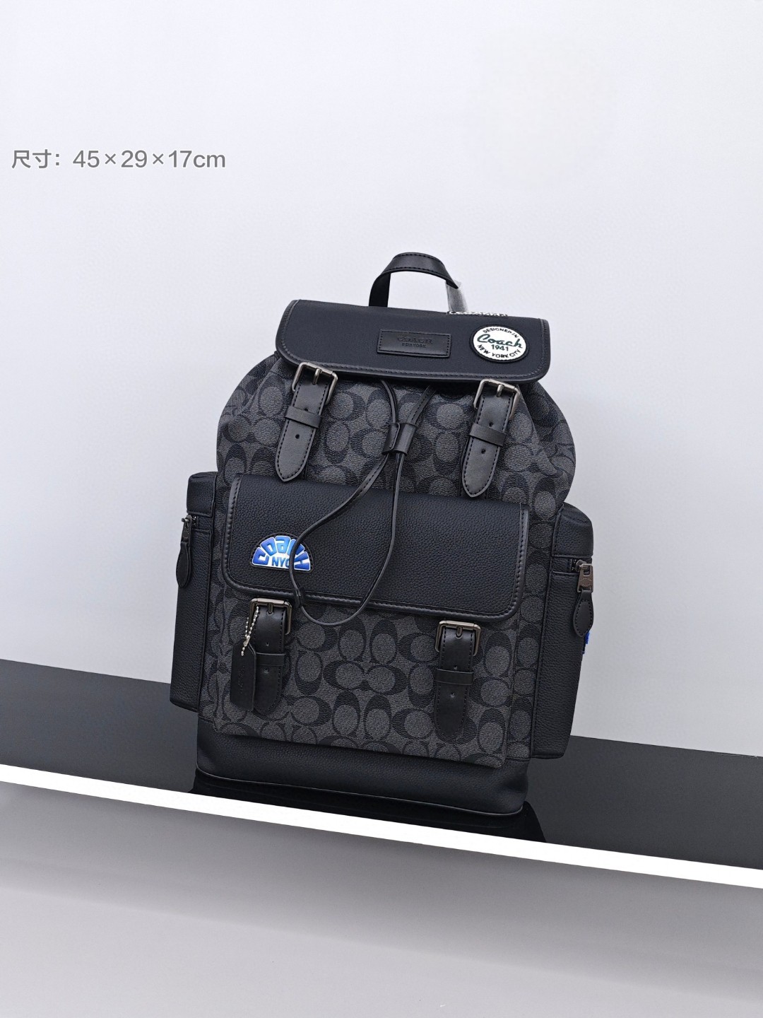 蔻驰男士双肩包
尺寸：45×29×17cm
特点：多功能设计，旅行通勤。
方式：吸磁式翻盖开合，内置及外