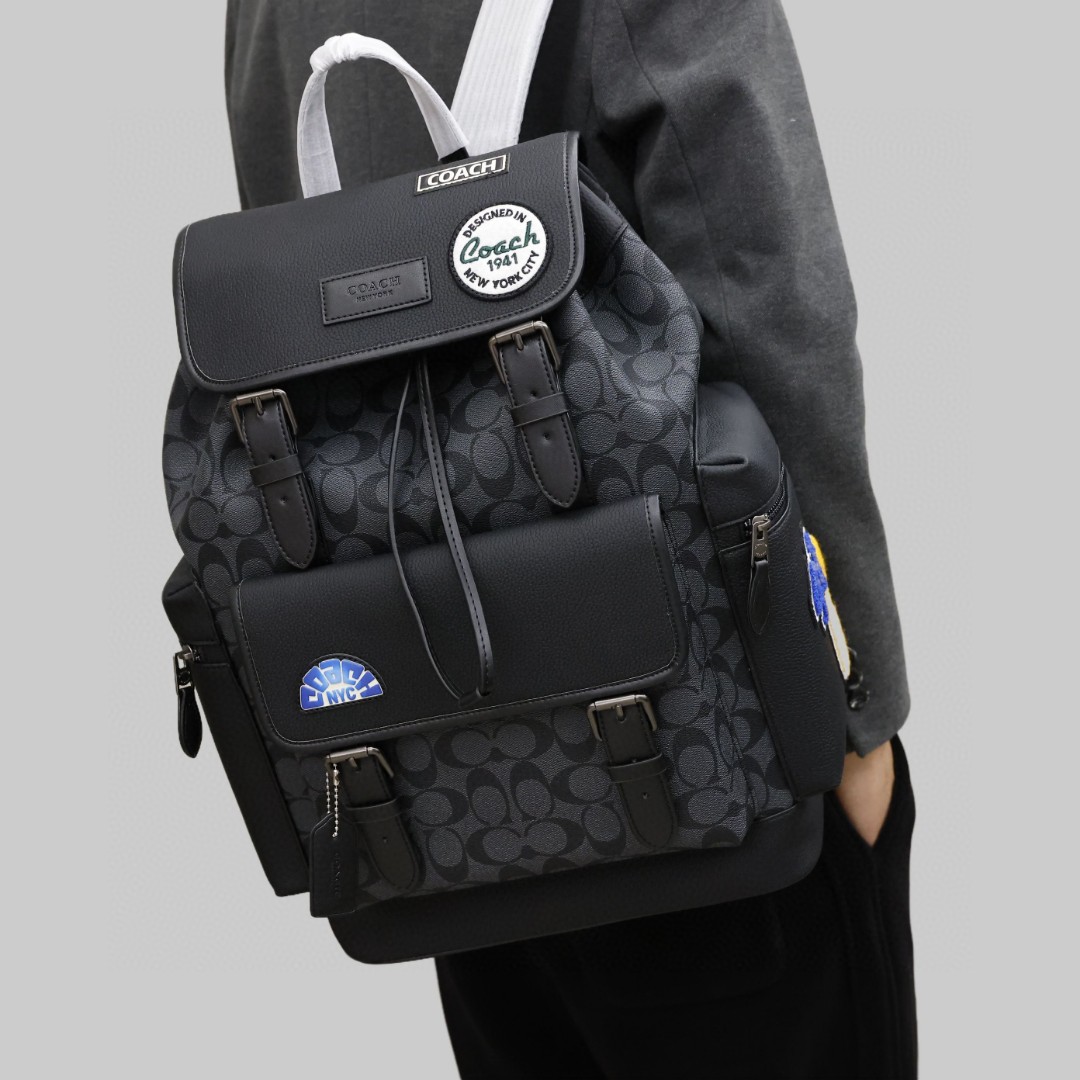 蔻驰男士双肩包
尺寸：45×29×17cm
特点：多功能设计，旅行通勤。
方式：吸磁式翻盖开合，内置及外