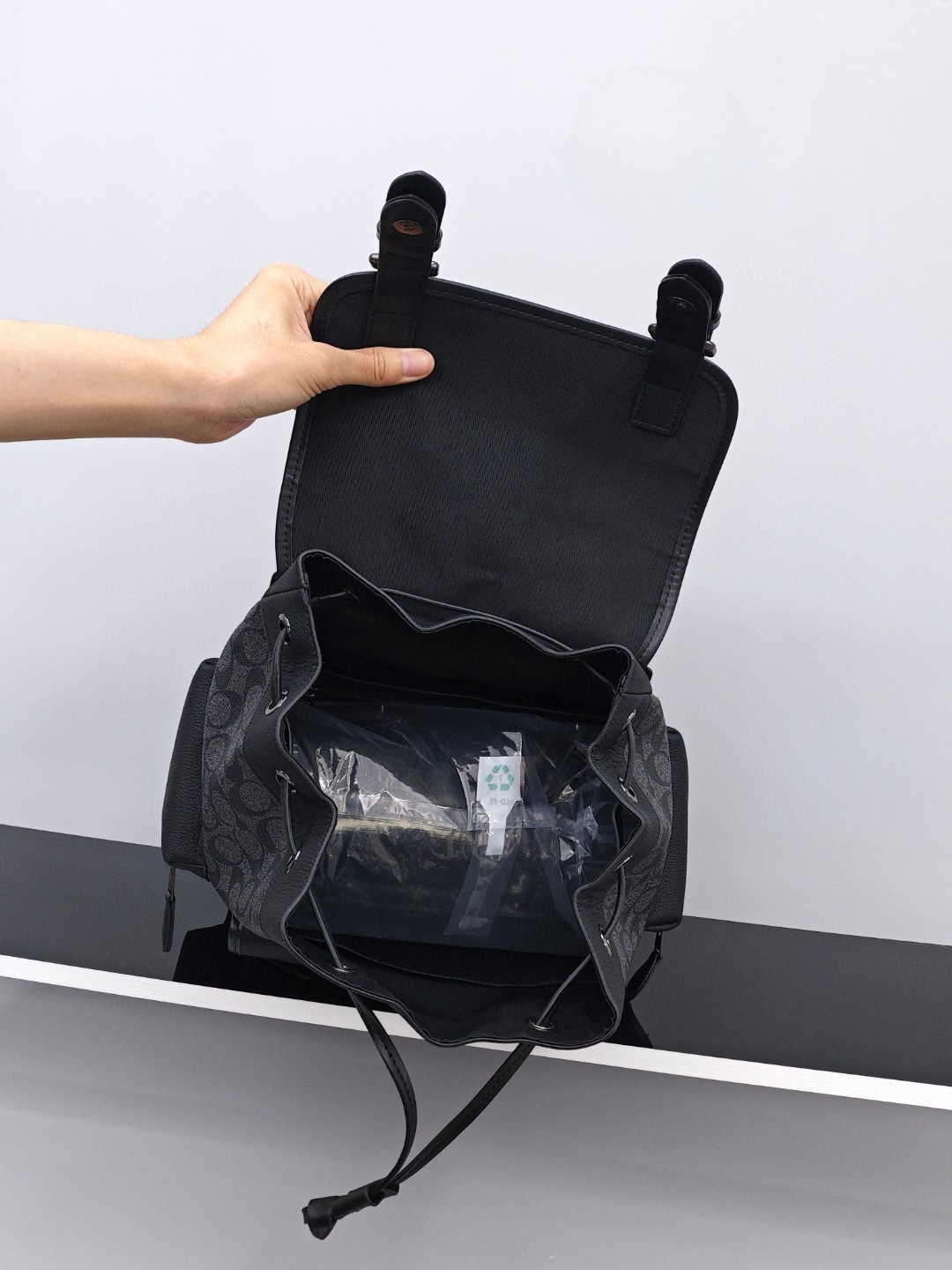 蔻驰男士双肩包
尺寸：45×29×17cm
特点：多功能设计，旅行通勤。
方式：吸磁式翻盖开合，内置及外