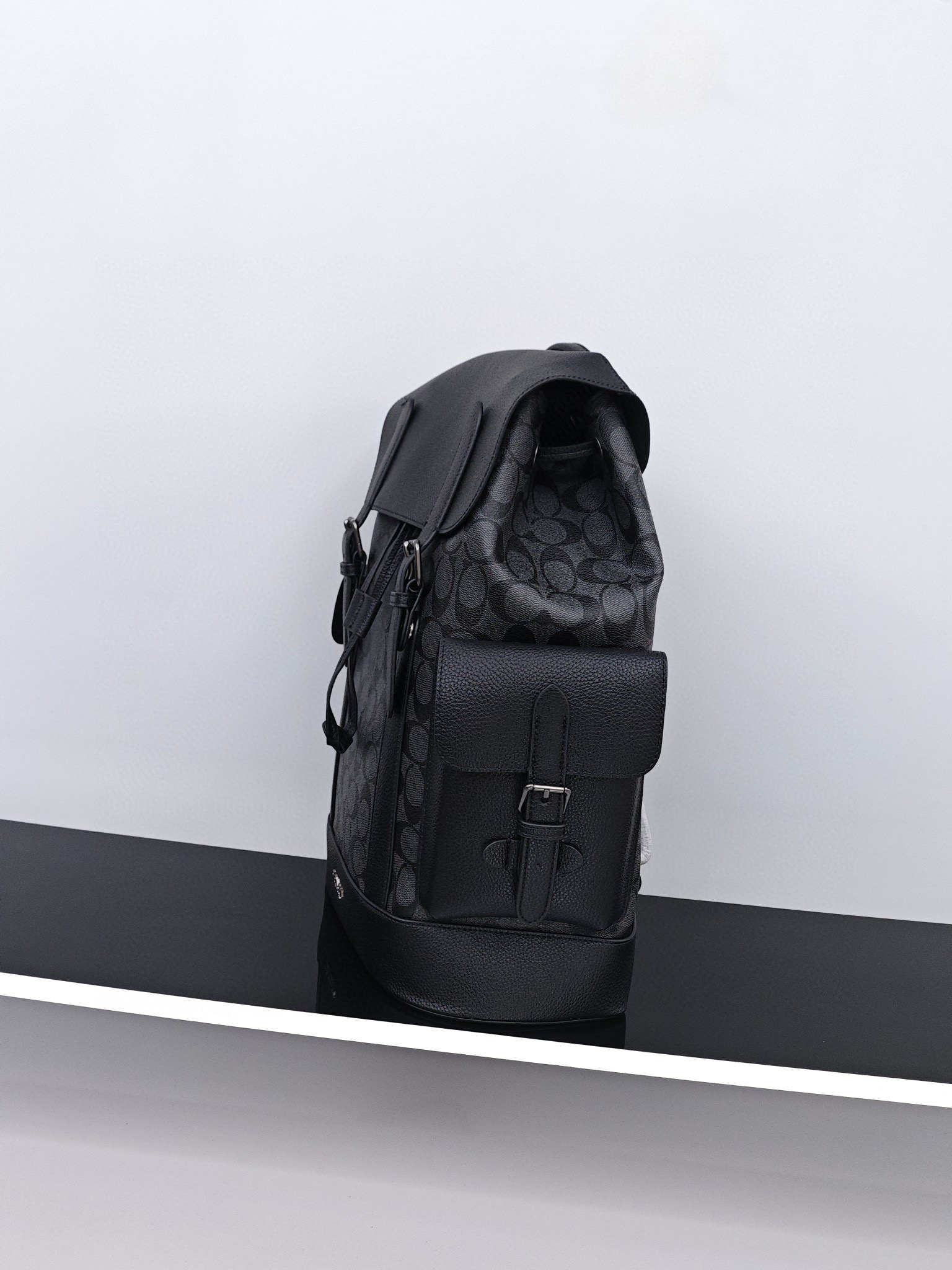 蔻驰男士双肩包
尺寸：40×27×13cm
特点：多功能设计，旅行通勤。
方式：吸磁式翻盖开合，内置及外