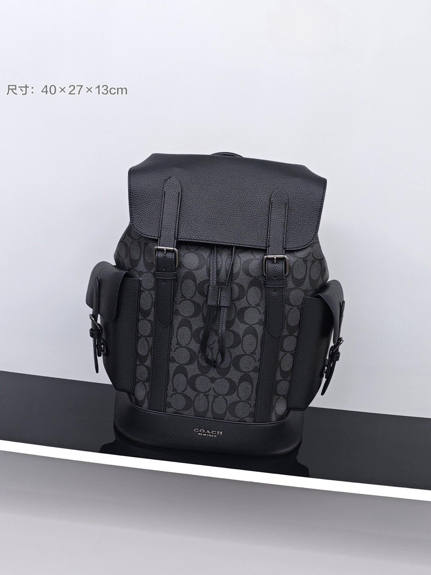 蔻驰男士双肩包
尺寸：40×27×13cm
特点：多功能设计，旅行通勤。
方式：吸磁式翻盖开合，内置及外