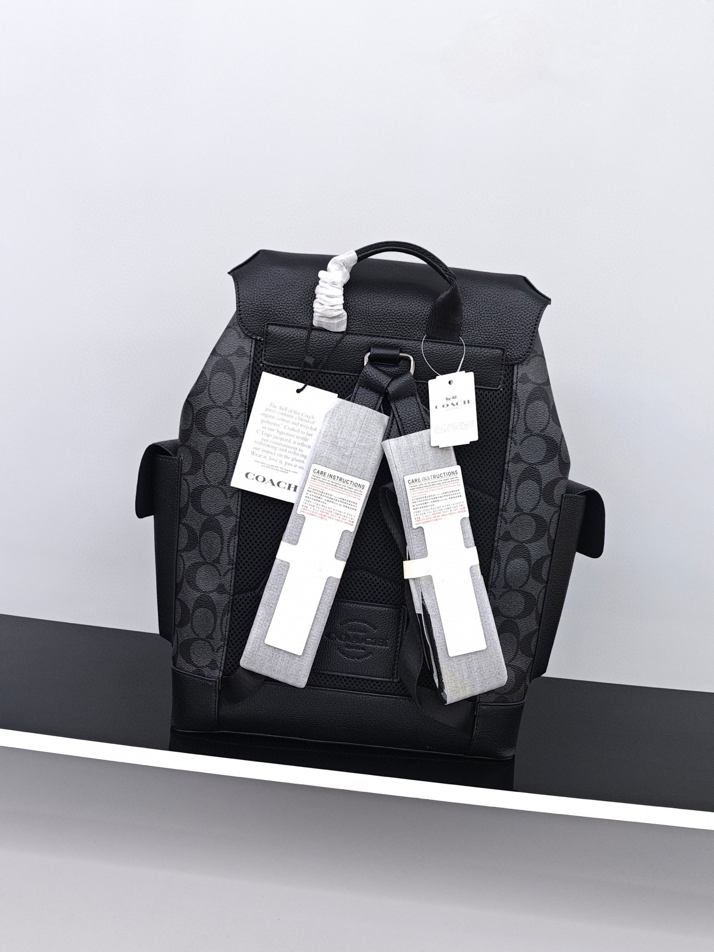 蔻驰男士双肩包
尺寸：40×27×13cm
特点：多功能设计，旅行通勤。
方式：吸磁式翻盖开合，内置及外