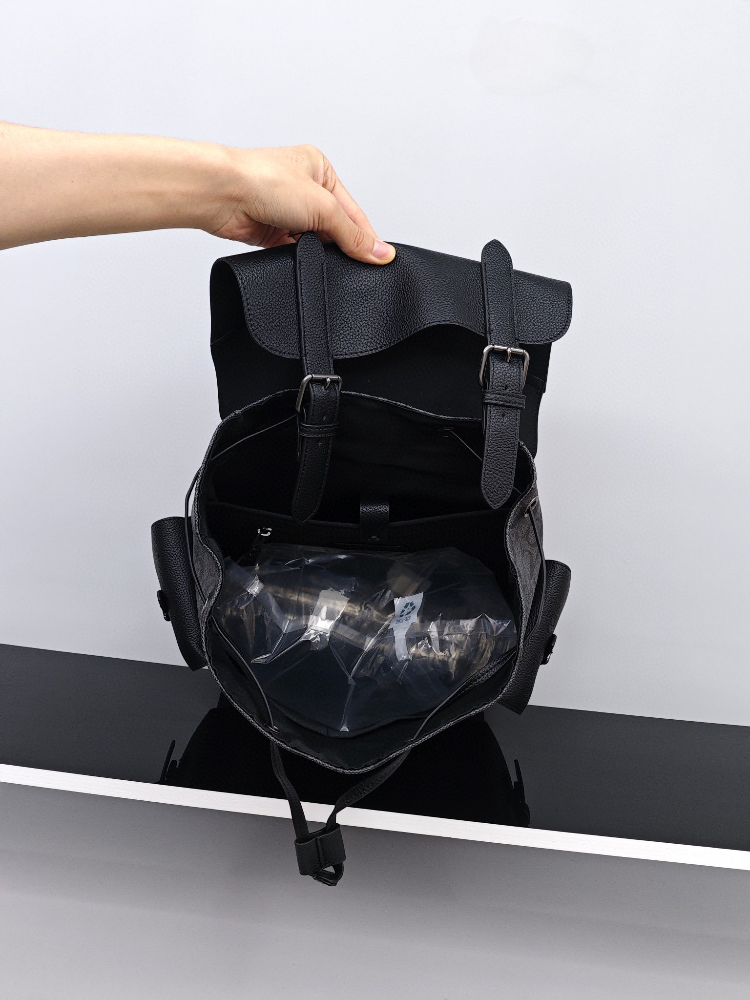 蔻驰男士双肩包
尺寸：40×27×13cm
特点：多功能设计，旅行通勤。
方式：吸磁式翻盖开合，内置及外