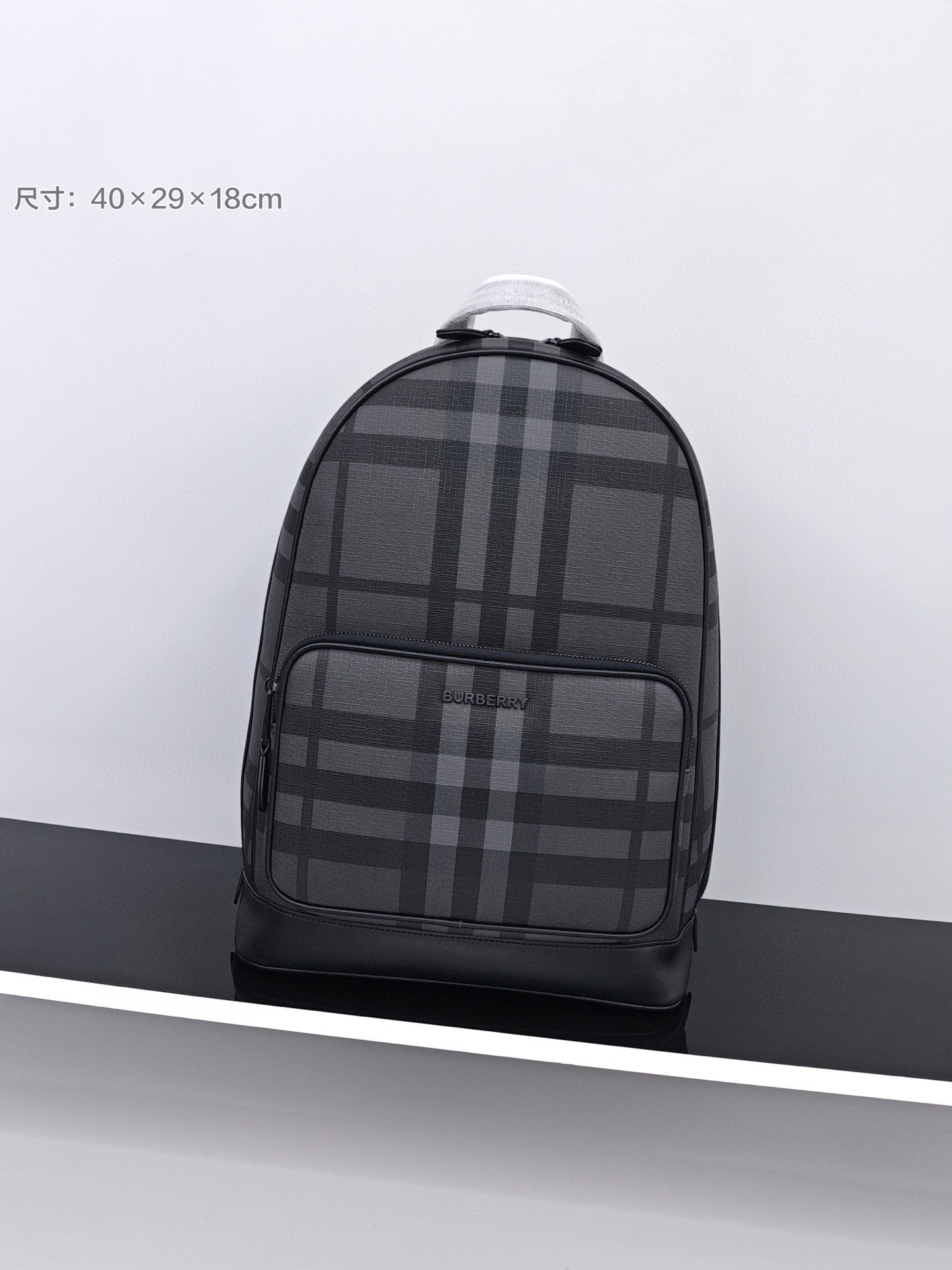 巴宝莉男士双肩包
尺寸：40×29×18cm
特点：多功能设计，旅行通勤。
方式：拉链式开合，内置及外部