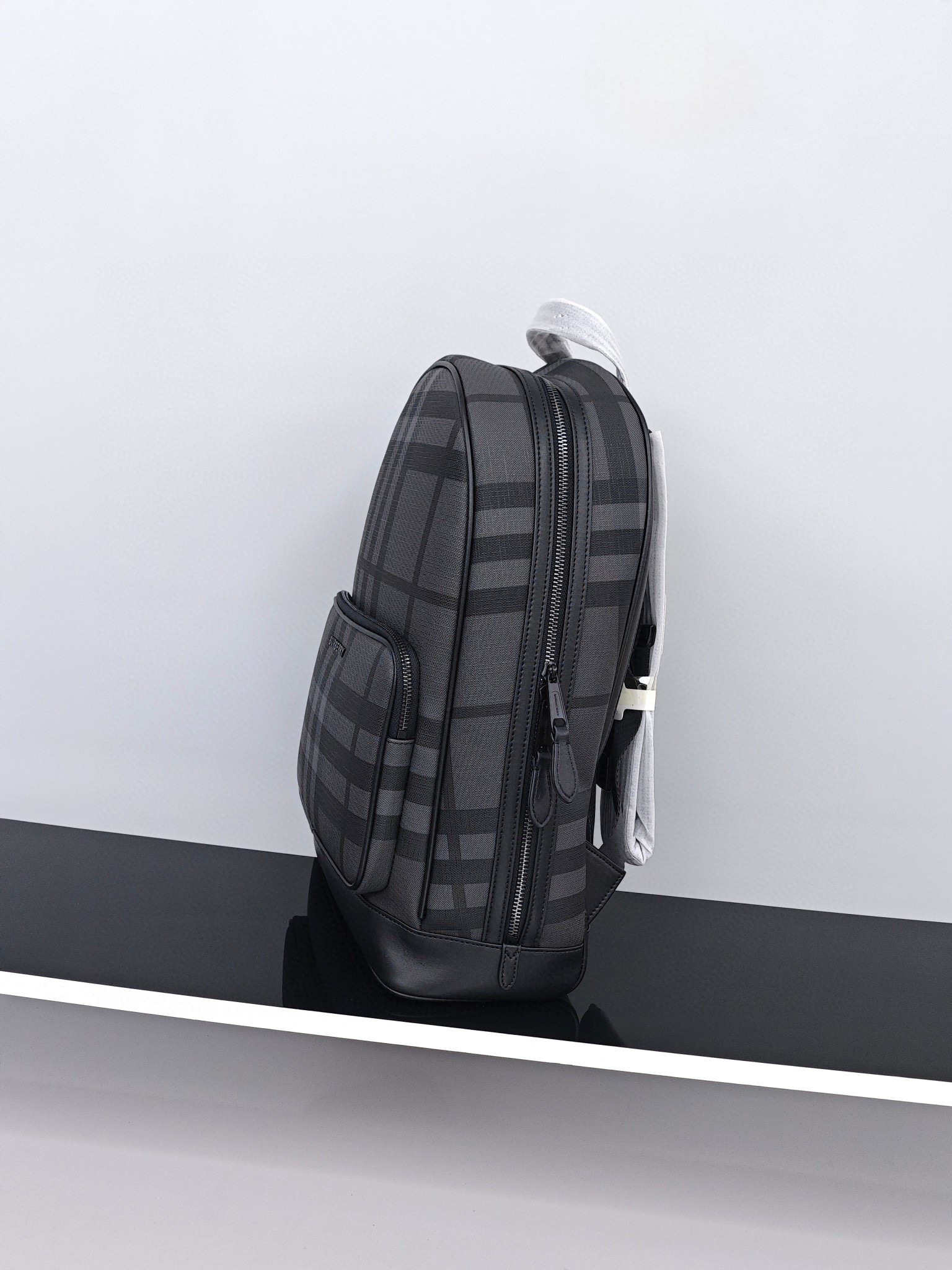巴宝莉男士双肩包
尺寸：40×29×18cm
特点：多功能设计，旅行通勤。
方式：拉链式开合，内置及外部
