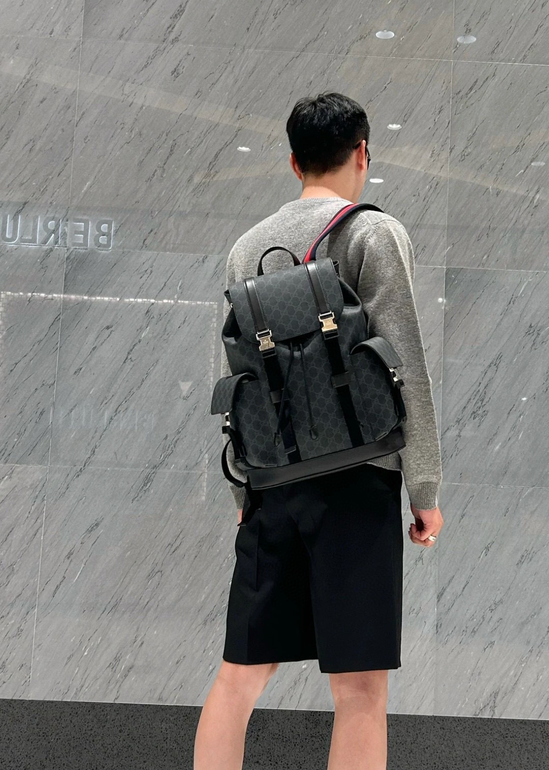 Gucci男士双肩包
尺寸：43×34×12cm
特点：多功能设计，旅行通勤。
方式：插扣式翻盖开合，内