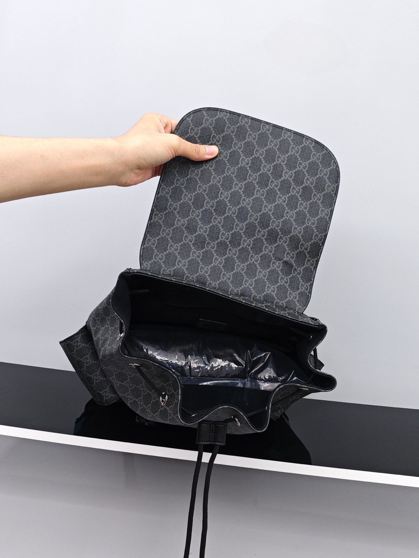 Gucci男士双肩包
尺寸：43×34×12cm
特点：多功能设计，旅行通勤。
方式：插扣式翻盖开合，内