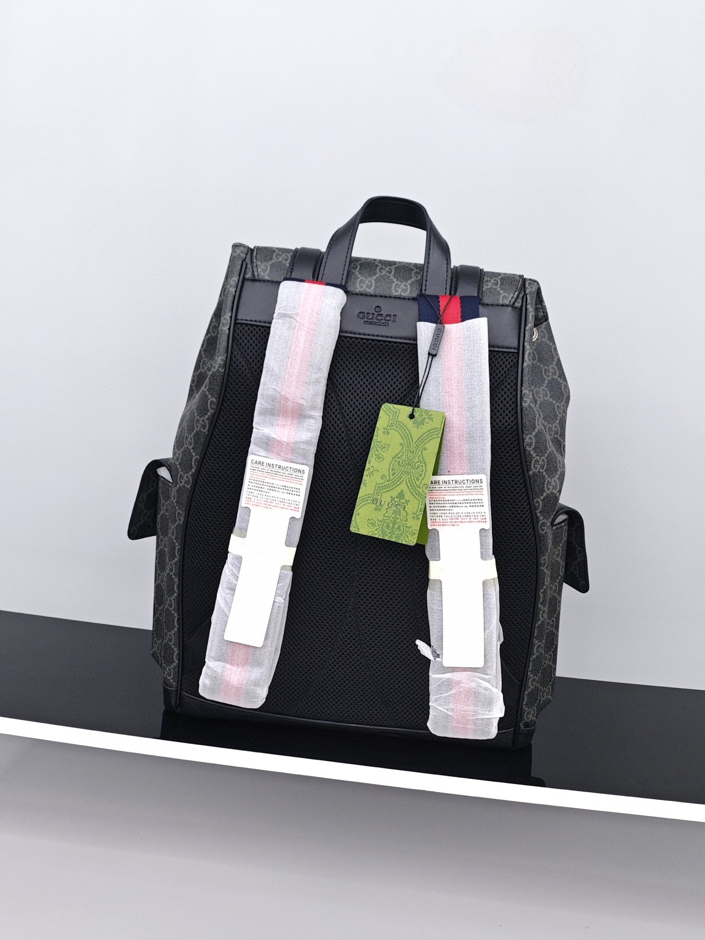 Gucci男士双肩包
尺寸：43×34×12cm
特点：多功能设计，旅行通勤。
方式：插扣式翻盖开合，内