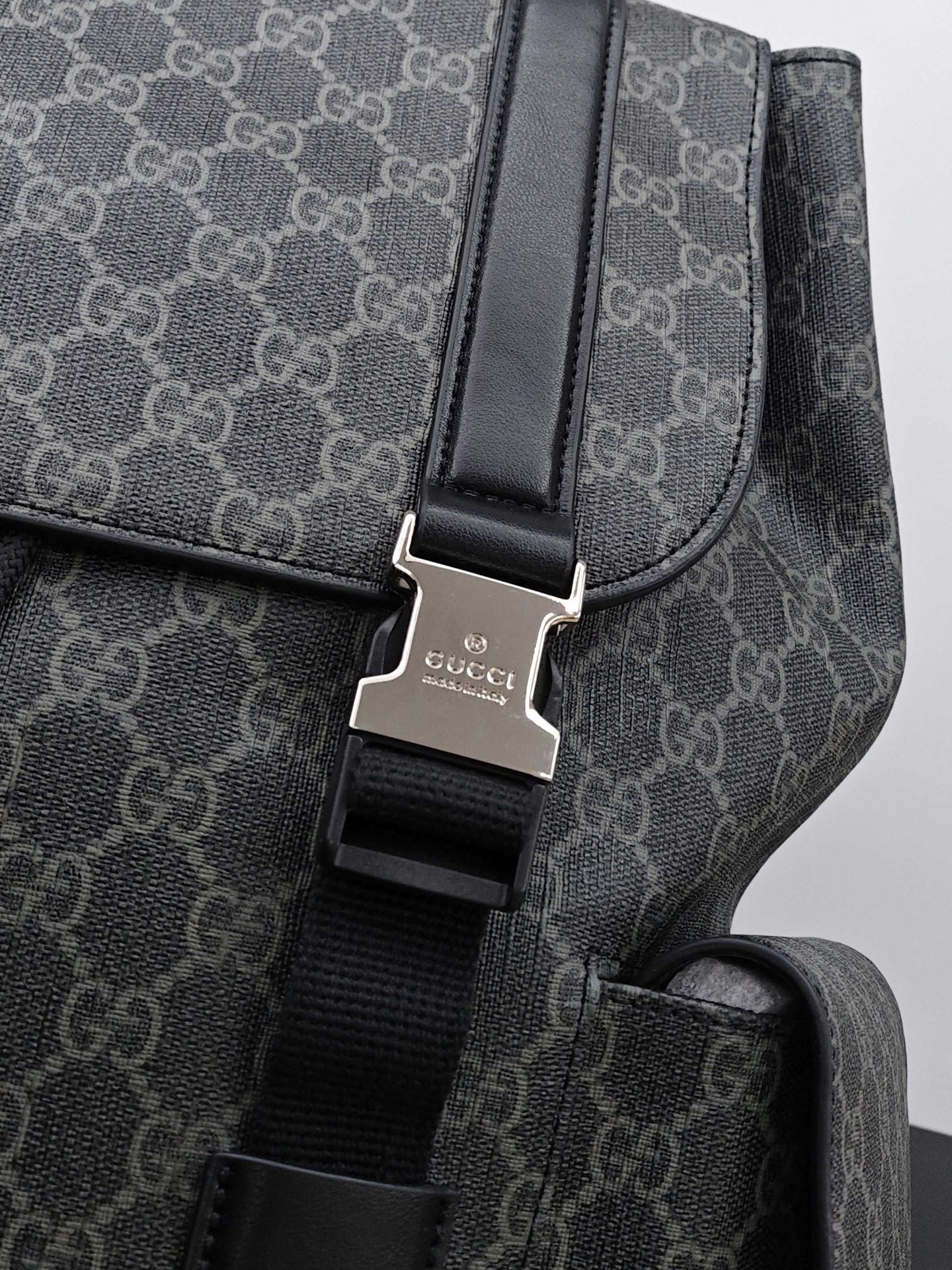 Gucci男士双肩包
尺寸：43×34×12cm
特点：多功能设计，旅行通勤。
方式：插扣式翻盖开合，内