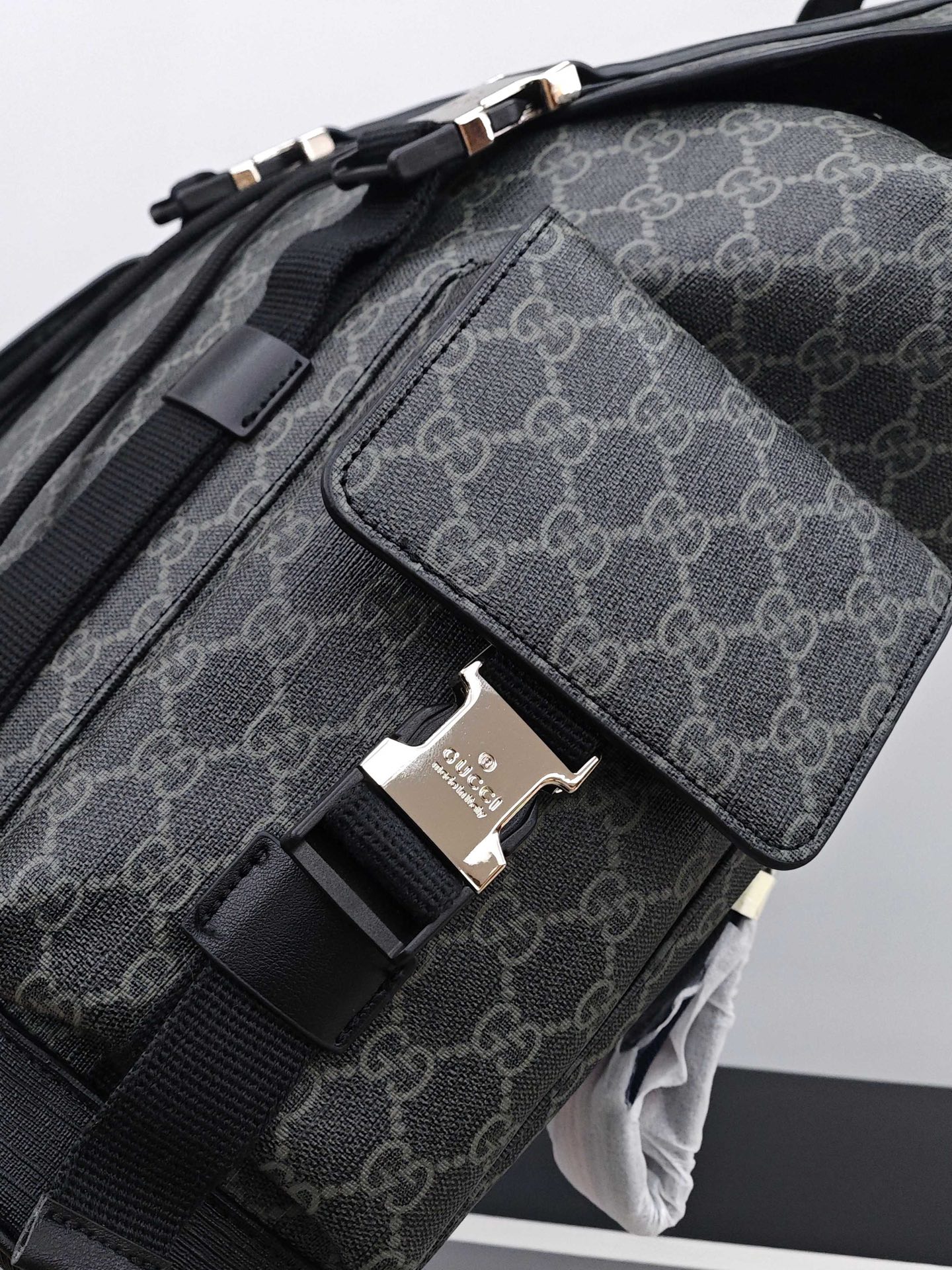 Gucci男士双肩包
尺寸：43×34×12cm
特点：多功能设计，旅行通勤。
方式：插扣式翻盖开合，内