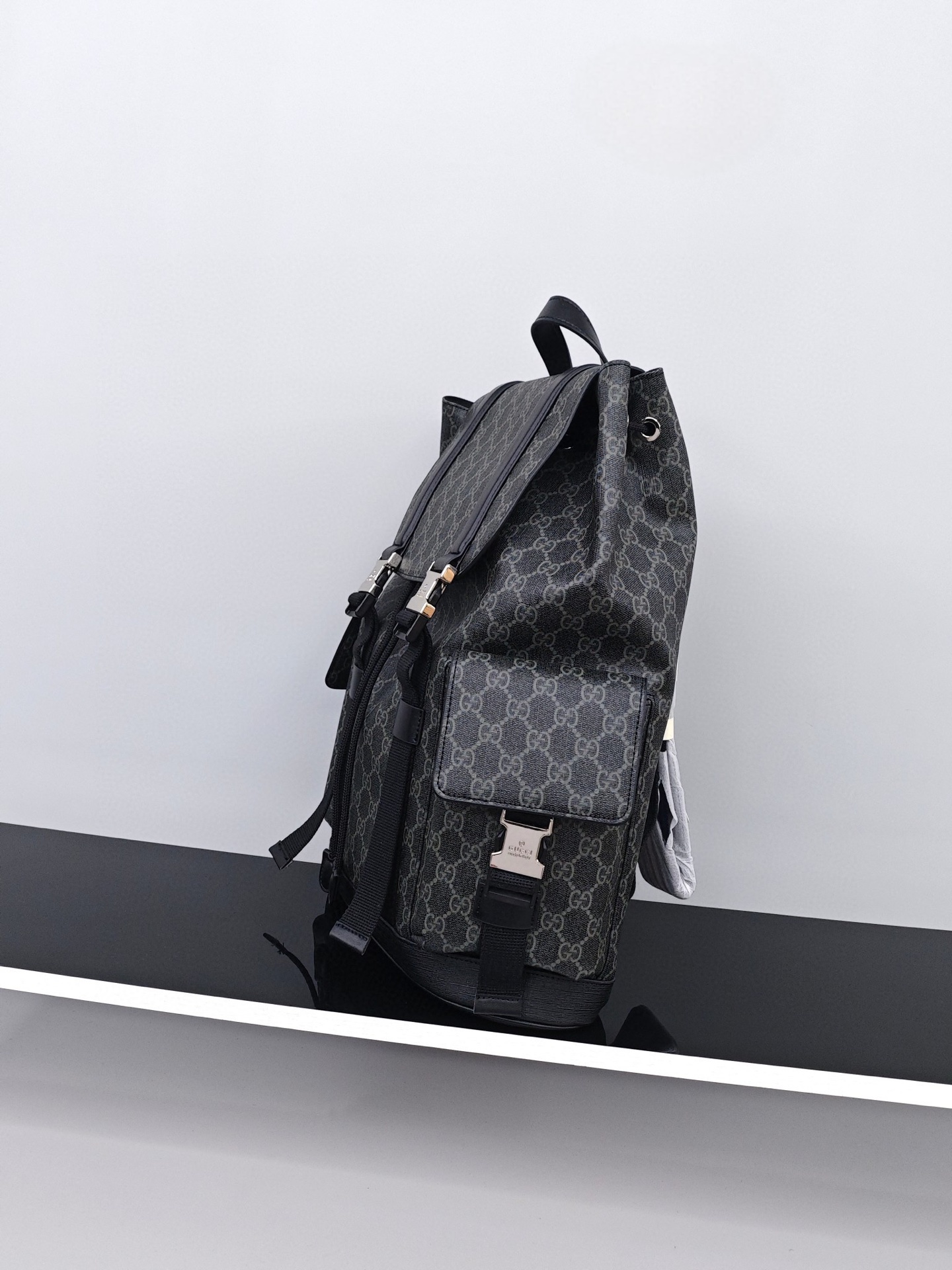 Gucci男士双肩包
尺寸：43×34×12cm
特点：多功能设计，旅行通勤。
方式：插扣式翻盖开合，内