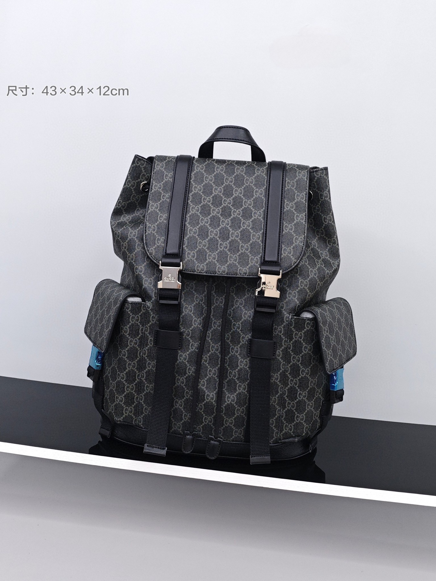 Gucci男士双肩包
尺寸：43×34×12cm
特点：多功能设计，旅行通勤。
方式：插扣式翻盖开合，内
