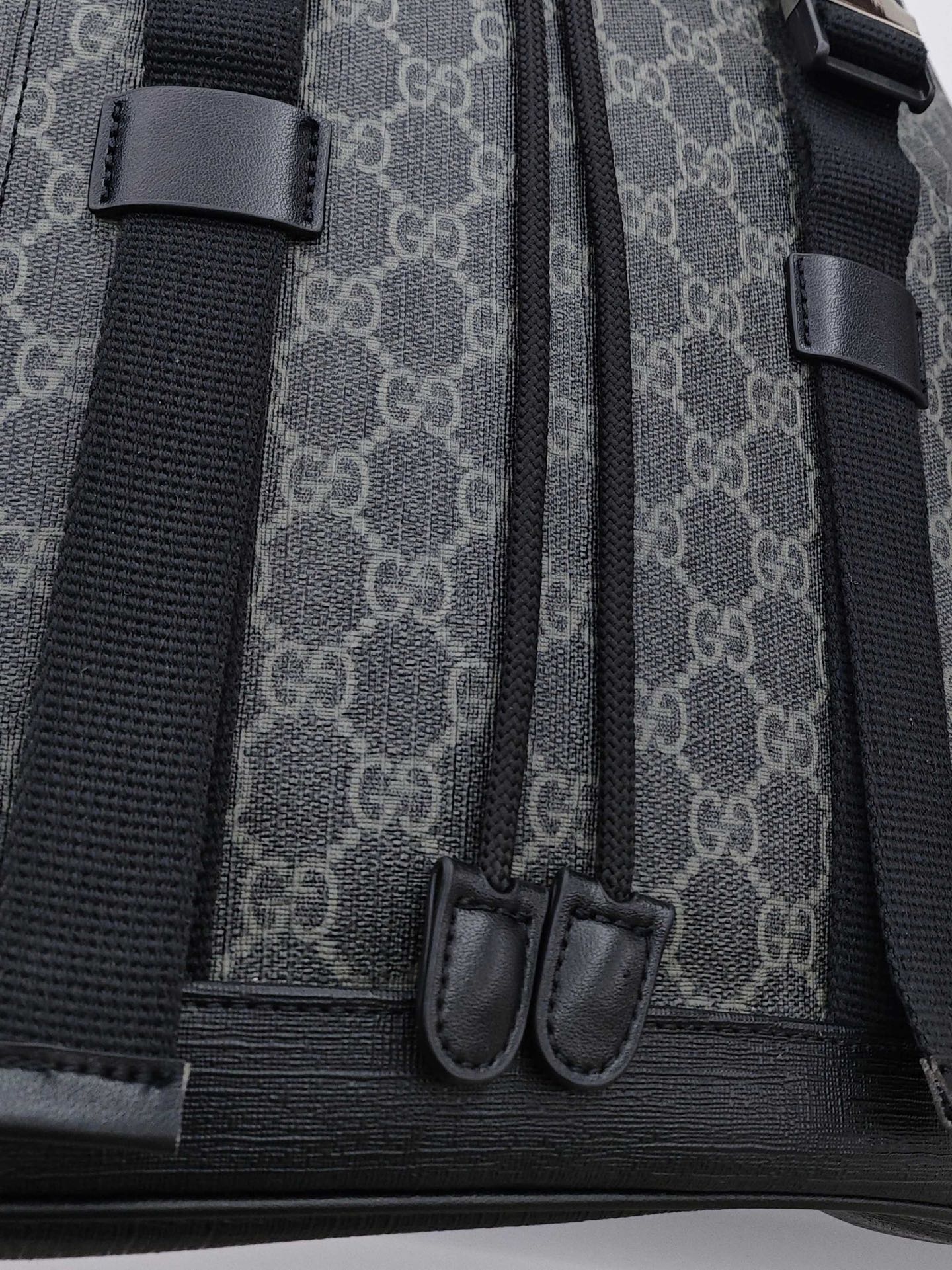 Gucci男士双肩包
尺寸：43×34×12cm
特点：多功能设计，旅行通勤。
方式：插扣式翻盖开合，内
