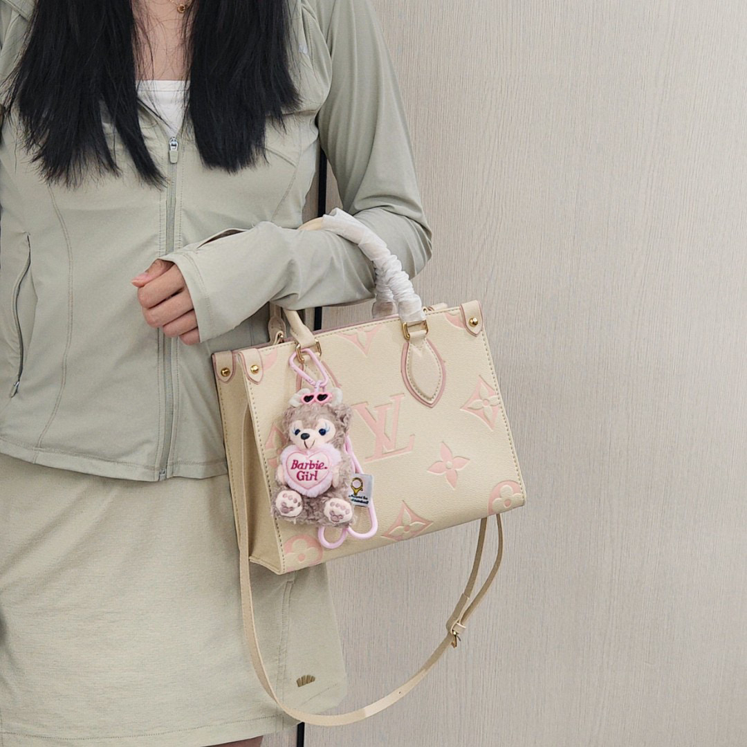 Lv onethego托特包💰280 尺寸：25×19×12cm《赠玩偶挂件》 特点：风格仙气优雅，通勤休闲百搭。 方式：开放式开合，内置拉链口袋，内部空间宽裕，搭配可调节长肩带，可手提可斜挎背。