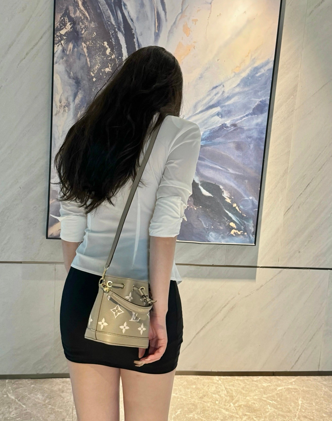 Lv nano小水桶包💰240 尺寸：16×13×10cm 特点：风格可盐可甜，四季百搭。 方式：抽绳式开合，内部空间可放下手机充电宝等日常随身物品，搭配可拆卸调节的长肩带，可手提可斜挎背。