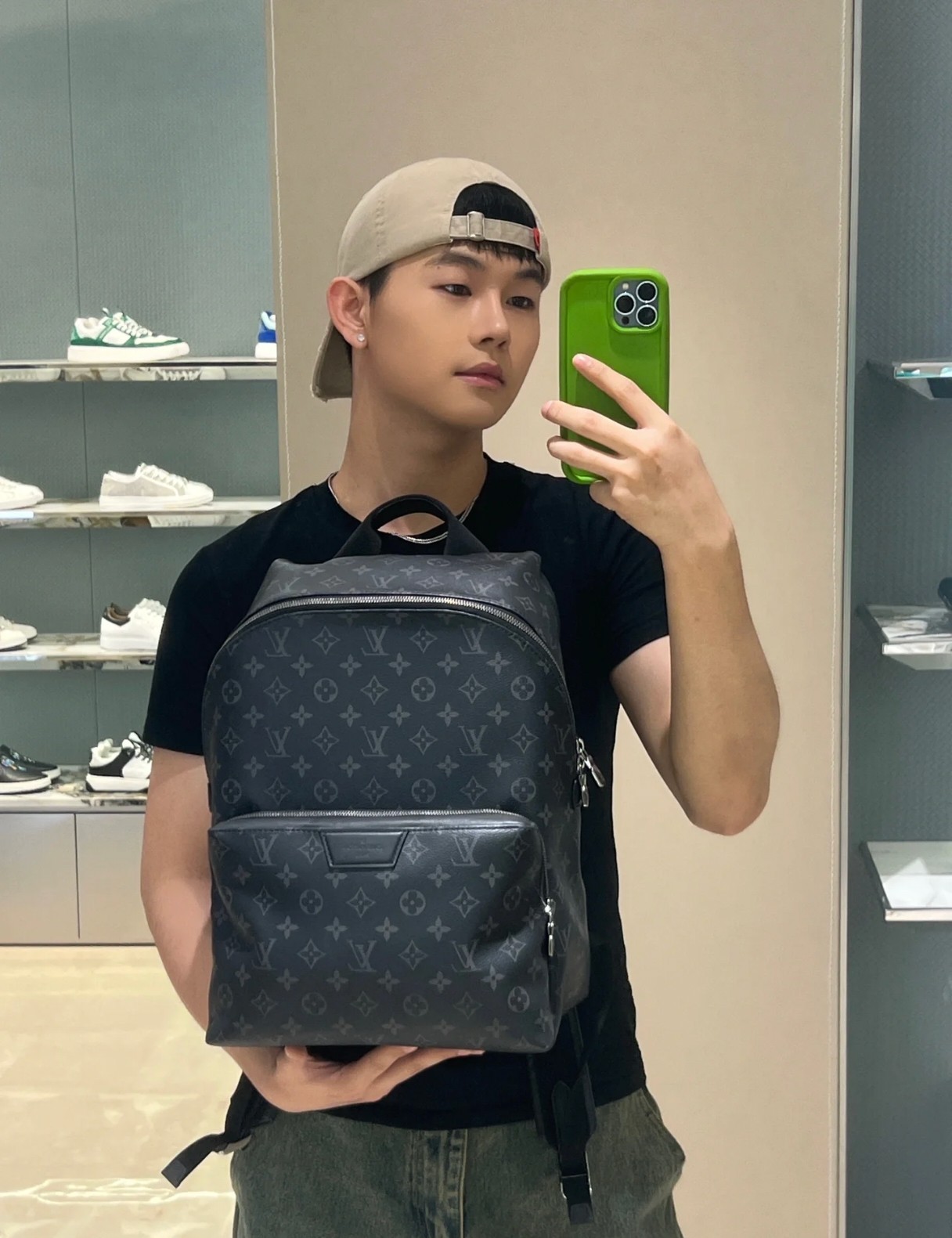 Lv男士双肩包💰300 尺寸：40×37×20cm 特点：多功能设计，四季百搭。 方式：双向拉链式开合，前置拉链口袋，内部空间宽敞，背带可调节长短。