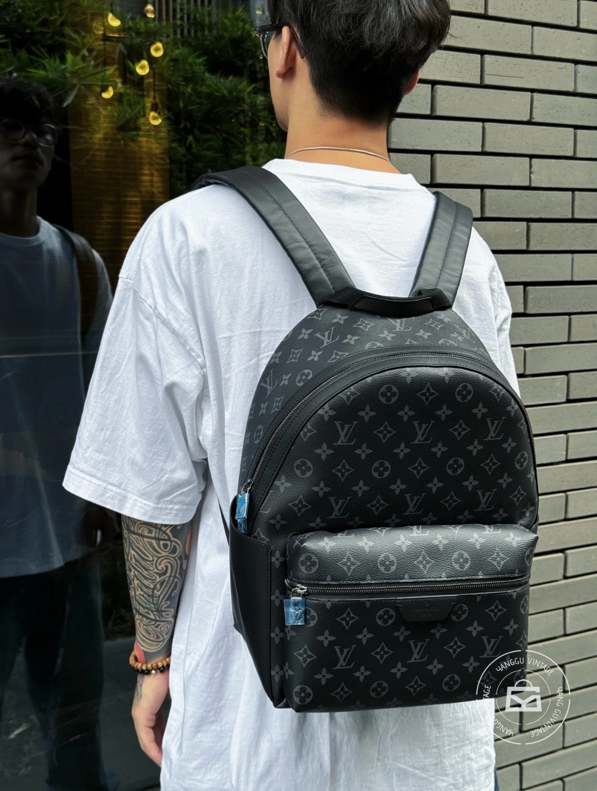 Lv男士双肩包💰300 尺寸：38×29×20cm 特点：多功能设计，通勤旅行。 简介：双向拉链式开合，前置及侧边均有储物口袋，内部空间宽敞，背带可调节长短。