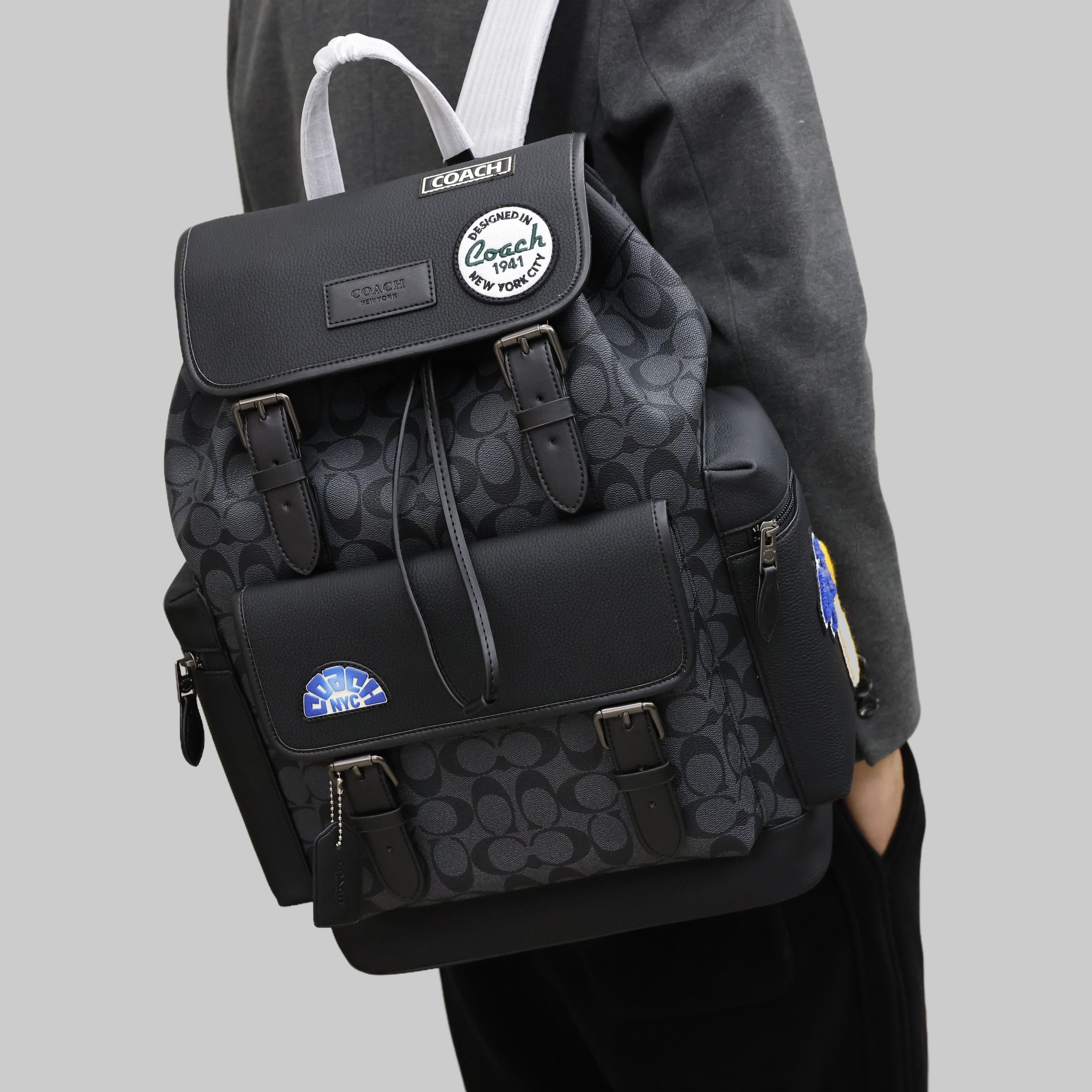 蔻驰男士双肩包💰300 尺寸:45×29×17cm 特点:多功能设计,旅行通勤。 方式:吸磁式翻盖开合,内置及外部均有拉链口袋,内部空间宽敞,可放下笔记本电脑等大件随身物品,背带可调节长短。