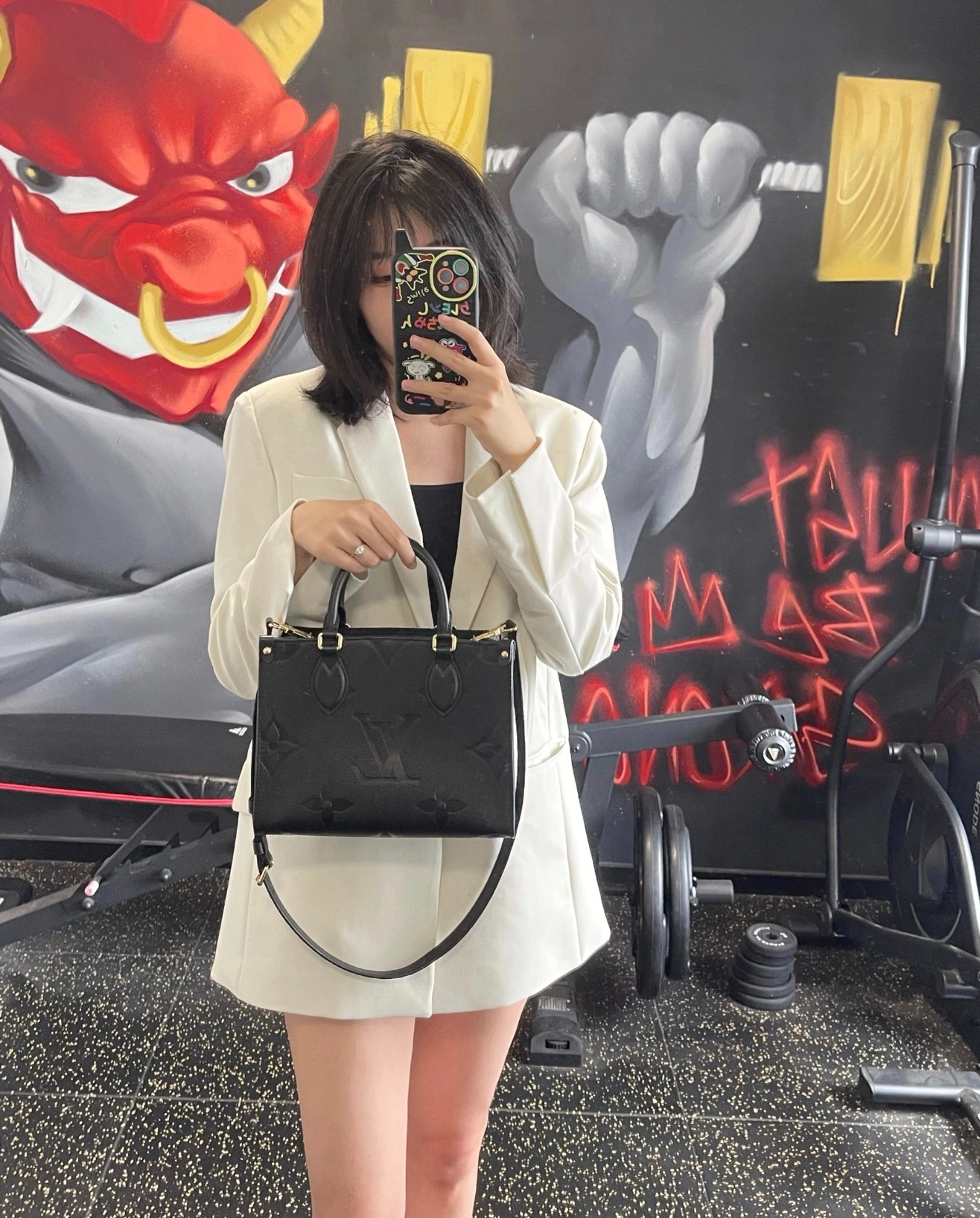 Lv onthego托特包💰280 
尺寸：25×19×11.5cm
特点：精致高级感，四季百搭。
简介：开放式开合，内置拉链口袋，内部空间宽敞，可放下手机充电宝平板ipad等日常随身物品，搭配可拆卸背带，可手提/斜挎背。